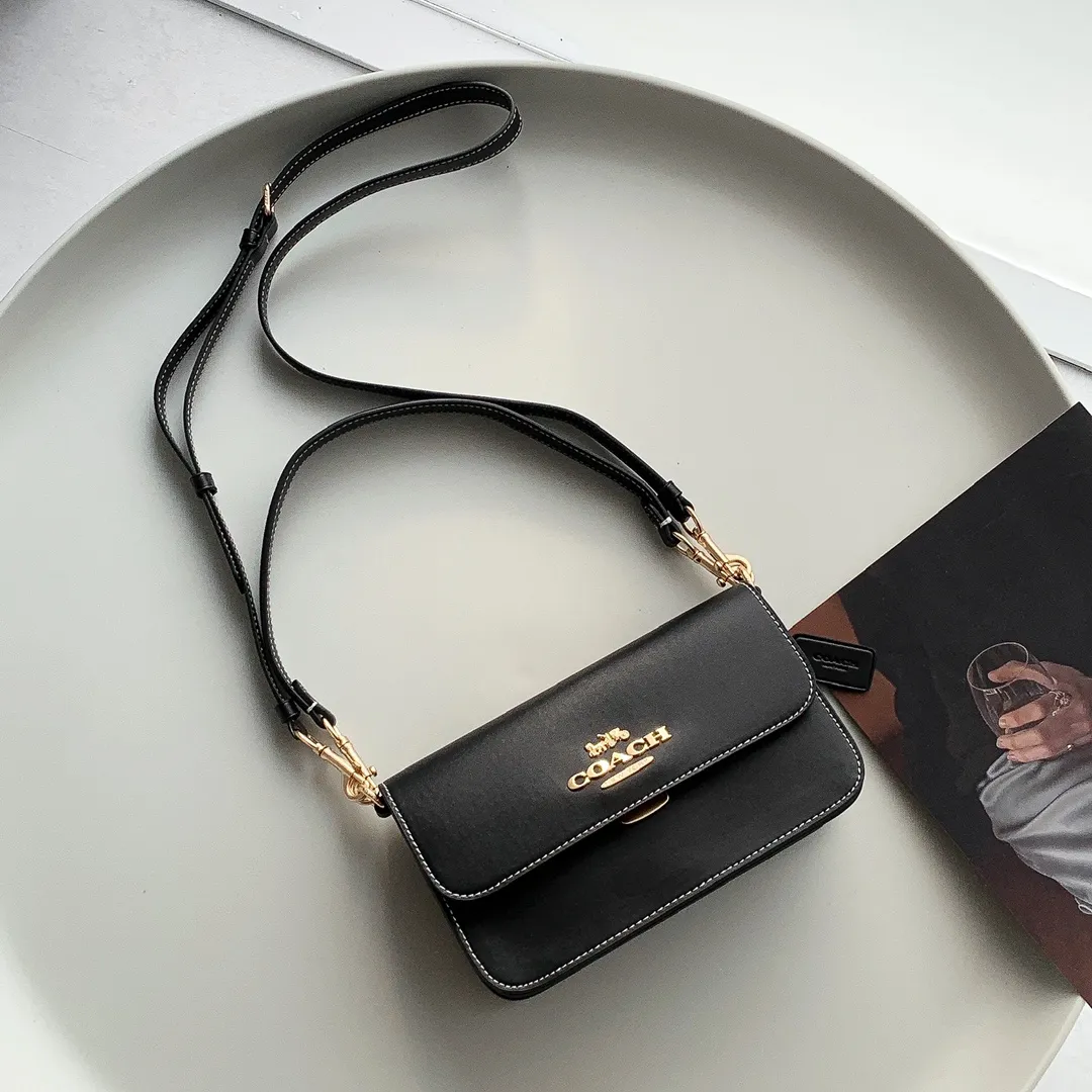 廠價 coach蔻馳代工廠出品正品對版代購級品質CA174   C家Brynn 腋下包  手提包斜挎包隱藏式推壓扣閉合設計 包身線條簡潔，款式簡約大方 風格經典考究又不落俗套 硬挺結構更顯利落   雙肩帶都可拆卸 各有百搭風格 短肩帶 腋下背法 長肩帶單肩斜挎 超級百搭  低調又不失奢華的顏色 超愛這種焦糖色系 也是小紅書博主主推顏色哦～尺寸：23*14*7.5 cm