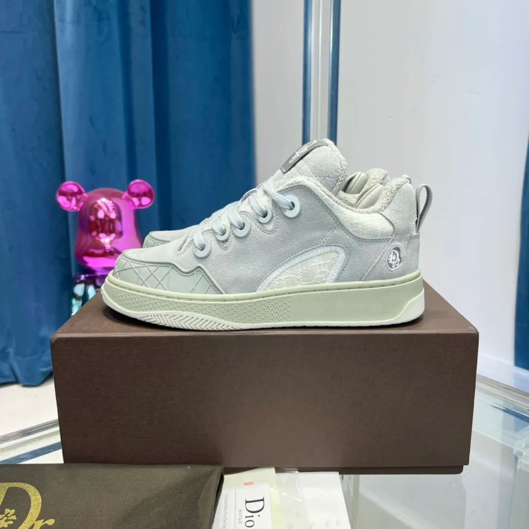 高版本：綢緞面 Dior × ERL聯名款 迪奧SS23走秀款膠囊系列情侶款 運動鞋 麵包鞋 滑板鞋Dior Men 2023早春季同場加映了雙大號板鞋，自LAVIN的Curb Sneaker破圈後，各大奢侈品牌都紛紛著手自家的“大頭厚舌”滑板鞋。