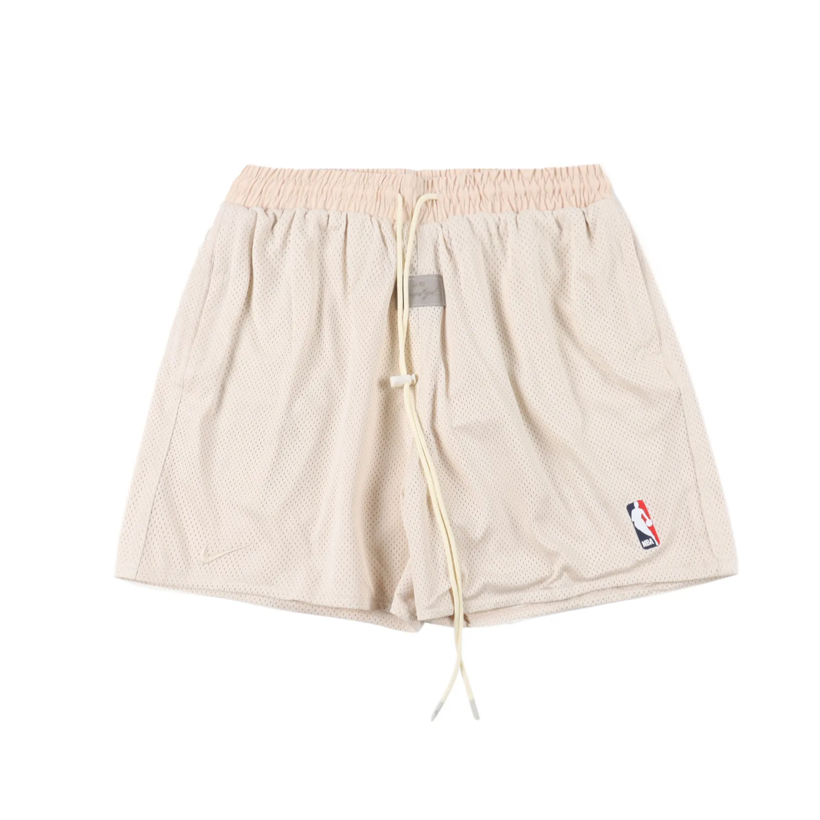 Fear of God x NIKE x NBA 21ss Fog耐克NBA三方聯名網眼美式短褲                這款是JERRY在鉤子最後的創作，以後也不會再出現類似的設計，                外面是網格材質，內裡是採用了梭織布，定織定染高纖高密度網眼布，整條短褲雙層設計，                不會透光，透氣性非常好，手感非常好，彈力褲腰頭，磨砂Logo繩頭，                單獨定制的聯名梭織洗標，定做立體麂皮主標，側邊拉鍊口袋 刻字拉鍊頭，                NBA高溫滴膠標，進口田島專機高密度刺繡，一條網眼短褲，看著輕薄，                實際很有分量，短褲重量800克，接近一公斤，全套定制輔料，依舊是大家所能接觸到的最好的版本                顏色：黑色，杏色                Size：M-XXL                編碼：BOK072751
