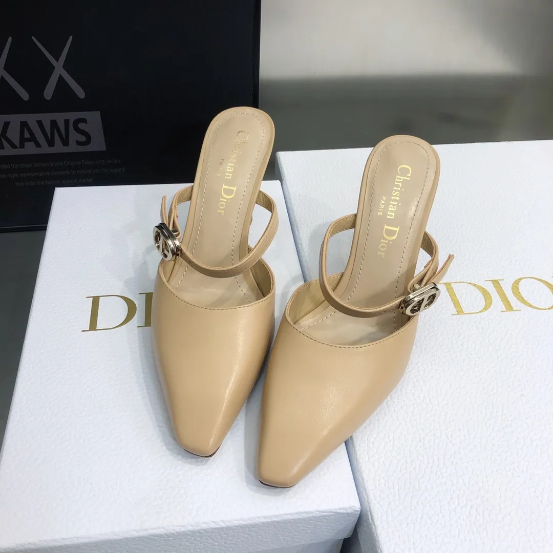 Dior 迪奧2022早春新款 Rhodes 系列酒杯跟女單鞋 明星同款方頭穆勒拖鞋 CD字母logo五金扣高跟女涼鞋 原版開發頂級高端版本 材質:鞋面進口全粒面小牛皮+水染羊皮內裡墊腳+意大利真皮大底跟高:7CMSize:34-42 標準碼(34.40.41.42定制不退換)