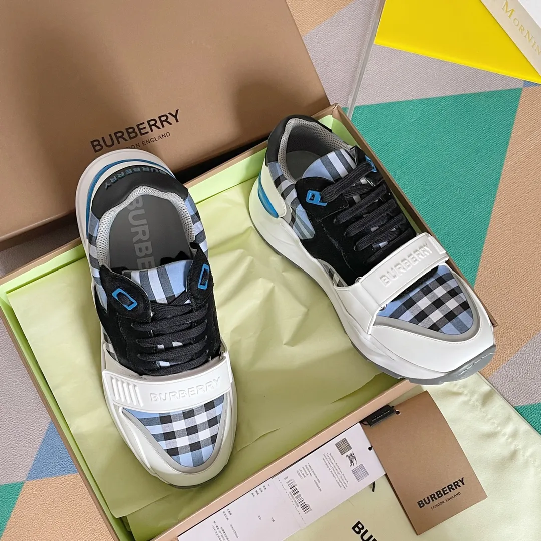 頂級版本:BURBERRY 巴寶莉Vintage系列 格紋 情侶款 休閒 運動鞋獨家推薦 這款匠心設計的時裝秀款運動鞋,各種格紋、麂皮和專屬標識環保帆布材質的融合配送專櫃精美包裝🛍📦▪️面料: 原版定制進口小牛皮+牛反絨▪️內裡:進口透氣網裡▪️鞋底:獨家開模橡膠防滑大底▪️底厚:5CM▪️Size: 女款35-41/男款39-46