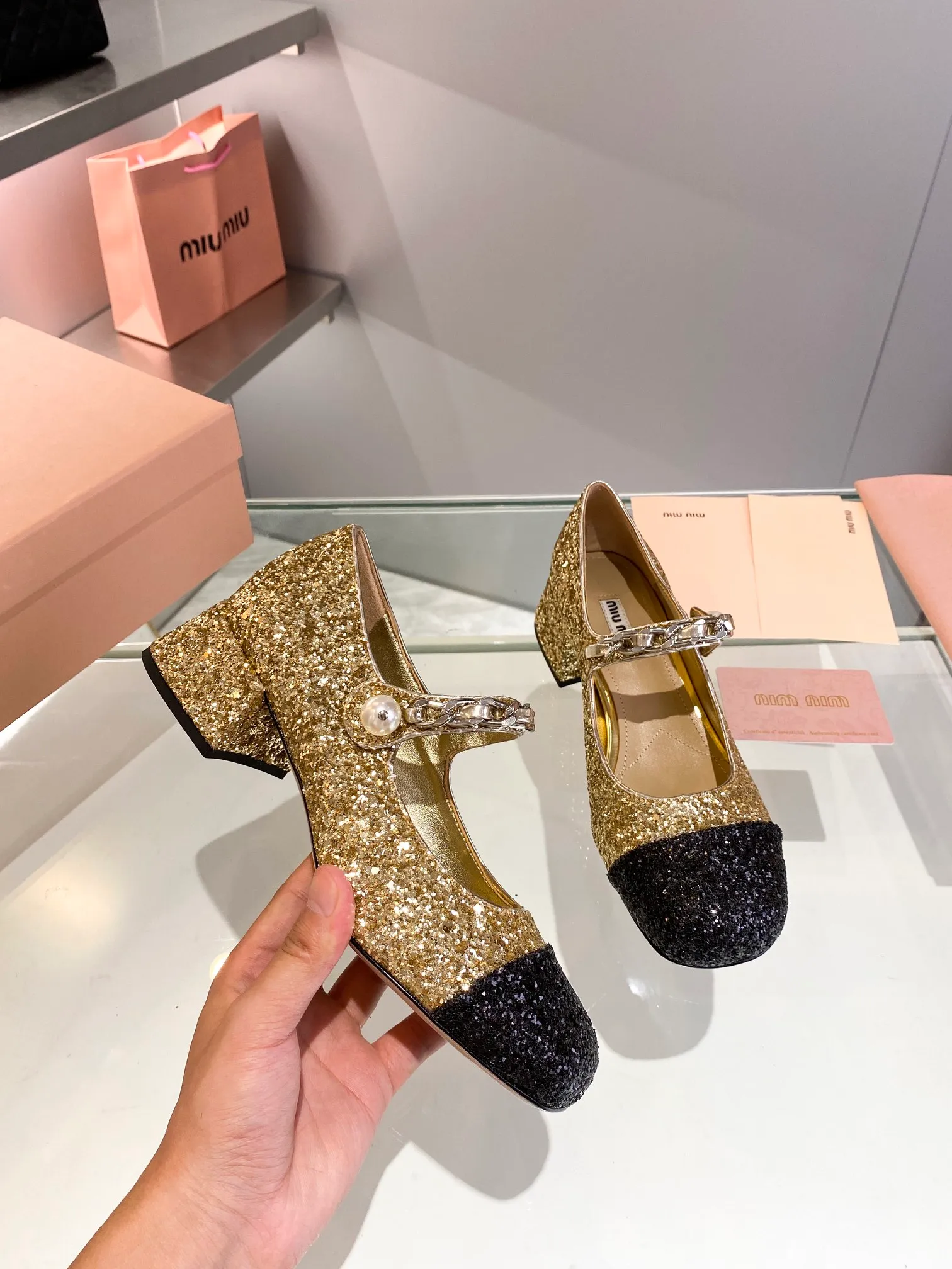 頂級品質 Miu Miu2022秋冬新款新品🎊🎊全新超美水鑽鑽花裝飾搭配 🎶時尚淑女氣質十足 雙色拼接 又不乏美豔色彩😘外側附帶彈力像巾 上腳非常方便▪️鞋面:進口格力特▪️墊腳/內裡:進口山羊皮.上腳非常方便 跟高:7cm.4.5CM平底3個跟高▪️意大利進口牛皮大底 ▪️Size:35-39. （4-40定做）