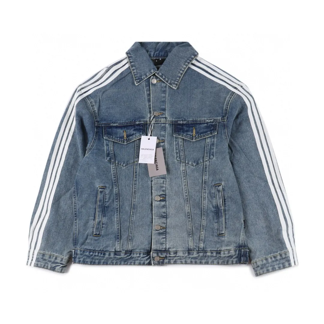 Balenciaga X Adidas 聯名款條紋邊水洗牛仔外套_CM_1Balenciaga X Adidas 聯名款條紋邊水洗牛仔外套                精工水洗的牛仔麵料，還降低了牛仔的硬度，上身更加舒適親膚，有夾克的外形脛骨，也有運動衣的舒適體感                做舊的水洗藍，淡淡的複古感，顏色很乾淨，很有腔調，顏色也是很高級的那種，高品質的就是不一樣，後背經典字母印花裝飾，簡約而不簡單，藍白的撞色，更加了視覺衝擊感寬鬆的os版型，上身寬鬆，不挑身材的同時完全不會鬆垮，很好的修飾腿型，上身腔調十足無需多考慮，閉眼收就OK啦!                size：S-XL                編碼：AKA091782