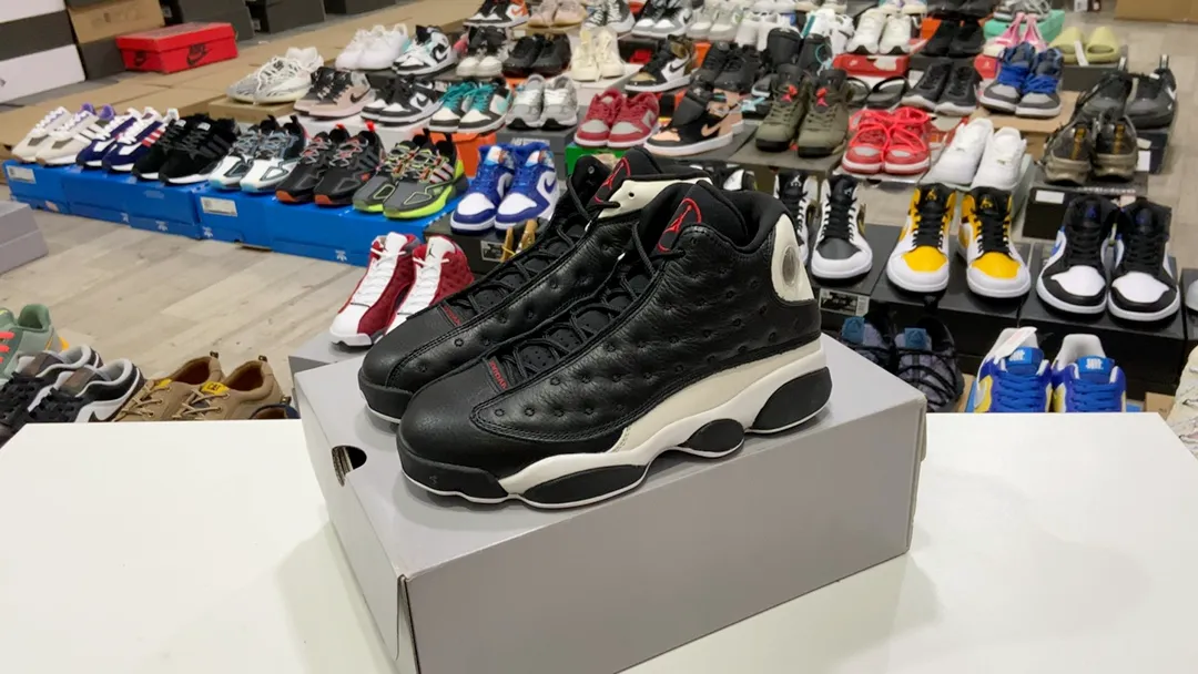 喬丹Air Jordan 13 “Reverse He Got Game”「翻轉熊貓」這雙 Air Jordan 13 繼承了熊貓配色的簡約大方,更多鞋面被黑色皮革覆蓋,質感細膩又頗顯檔次。