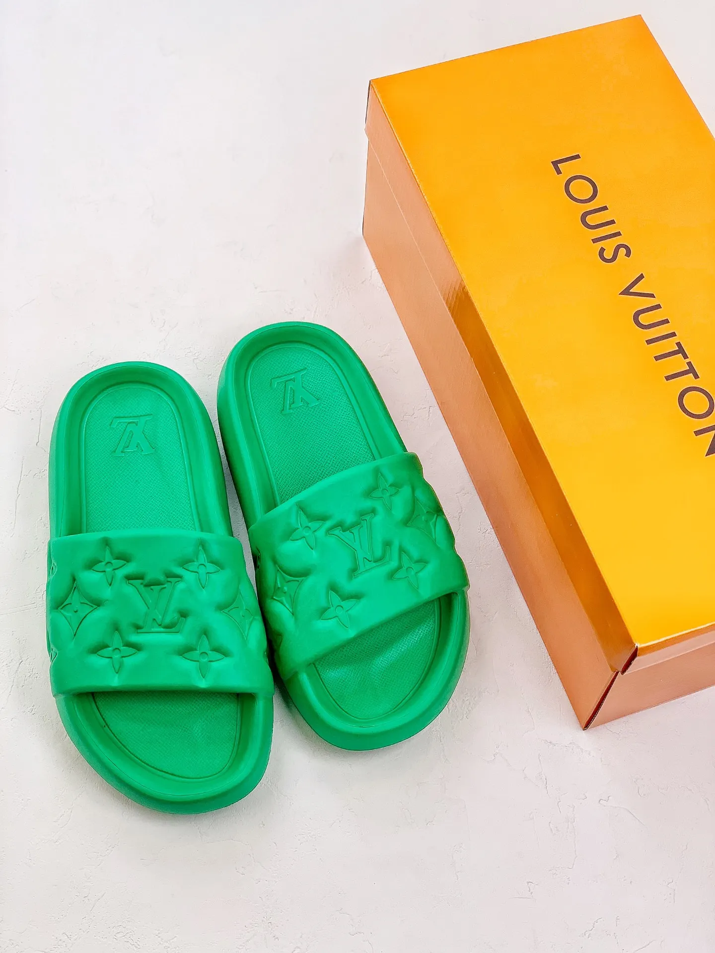 🌈Louis Vuitton 夏季單品驢牌LV春夏涼拖系列 經典款型 一直都很火爆的拖鞋Ms 原廠鞋面:進口混種羊皮。