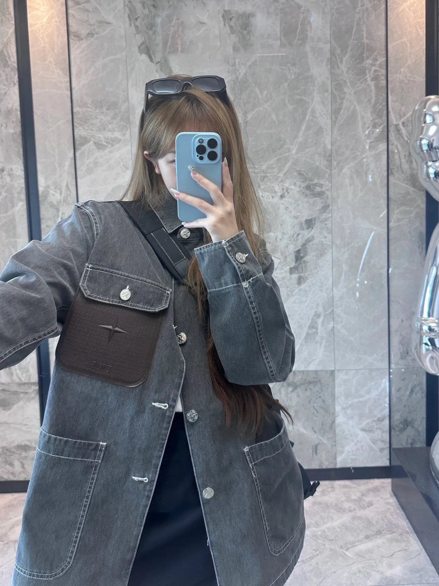 Dior & Stone lsland 迪奧石頭島聯名皮牌口袋夾克外套 2024 Dior這款夾克來自 DIOR AND STONE ISLAND 限定係列,突顯聯名系列標誌,Stone Island 的經典星星與 Dior 品牌標誌相得益彰。