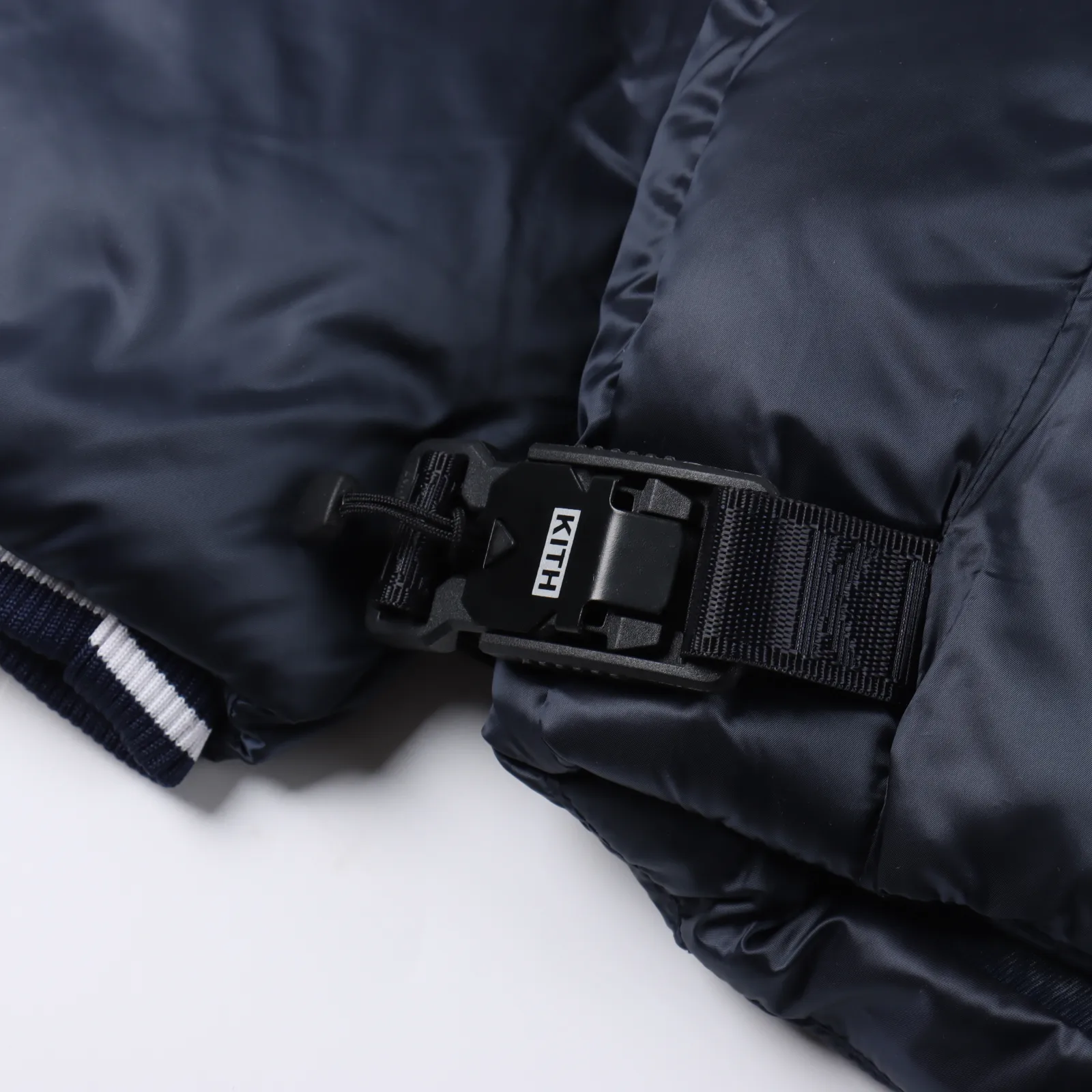 KITH & MLB 聯名款蟒紋刺繡字母羽絨服                獨家採用原版一致單層布料做法【非市面通貨內加膽布】，採用單層布料考驗了布料及羽絨必須要達標，防止跑絨，並保證手感及膨鬆度，內裡採用尼龍nylon雙重雙層封禁設計，不會出現任何跑絨現象，內置抽拉繩扣的可調節下擺，可防風防寒！                 