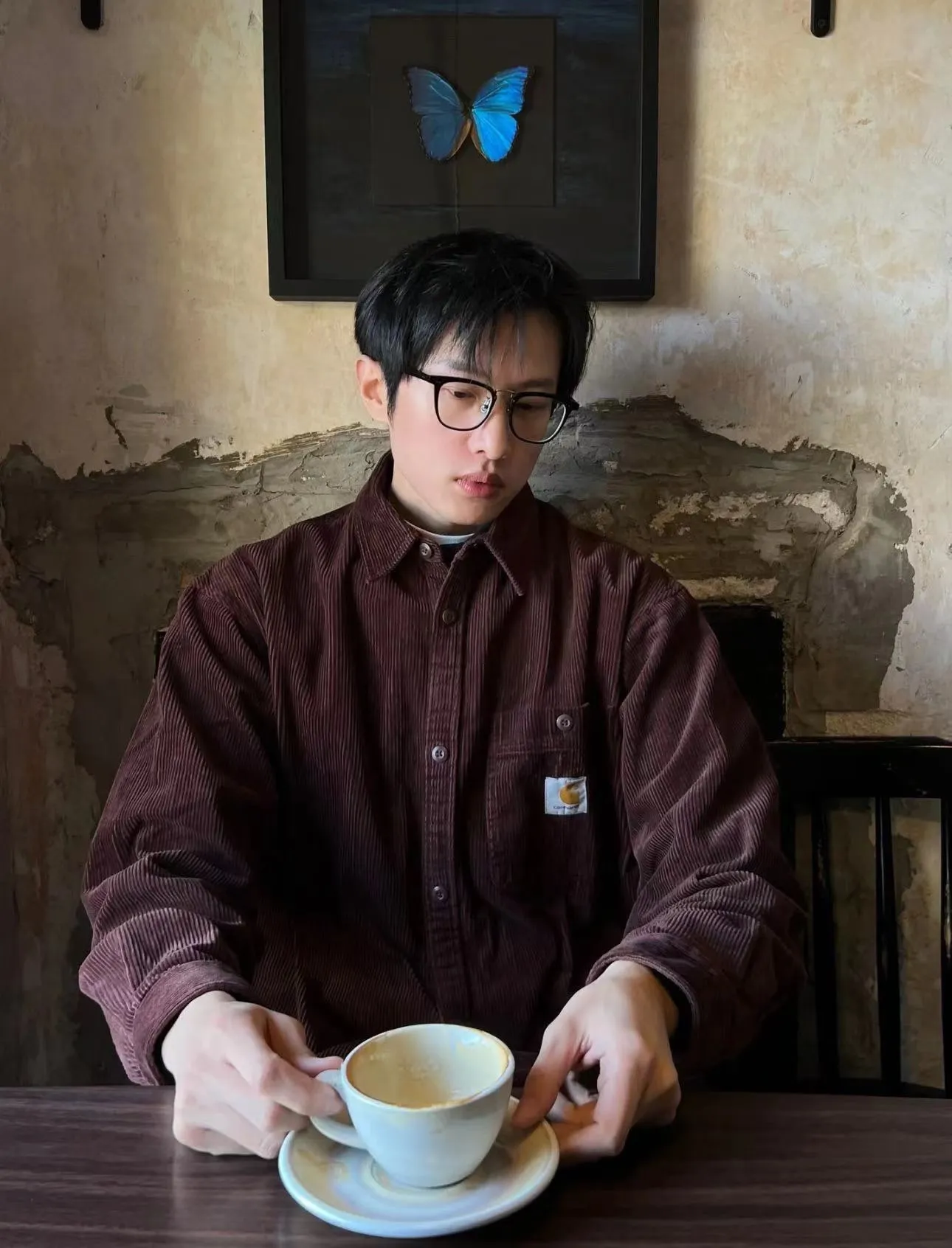 Carhartt WIP 卡哈特2024 經典LOGO標籤口袋燈芯絨襯衫外套                 襯衫的款式 燈芯絨的材質 水洗的工藝 放在目前的潮流圈妥妥的老錢風腔調 獨有工裝的韻味 透出古著的氣息 傳統的鈕扣開身 左側帶扣表袋 上面有卡哈特經典的貼佈刺繡logo 為整體的風格打上了頗具辨識度的標籤 後背立體構造 讓肩部更加挺括有型 高街潮流和舒適耐用相結合 既能滿足日常生活戶外露營等場景 也可以享受燈芯絨襯衫獨有的潮流態度 正品級定制                 SIZE:S-XL                編碼：EIO101142