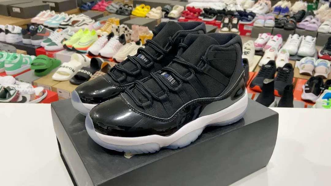 高版本真碳喬丹Air Jordan 11 高幫運動文化籃球鞋“AJ11 大魔王” 2020版大魔王回歸 今年年底是黑紅 Air Jordan 11 “Bred” 時隔 7 年之後的再度回歸。