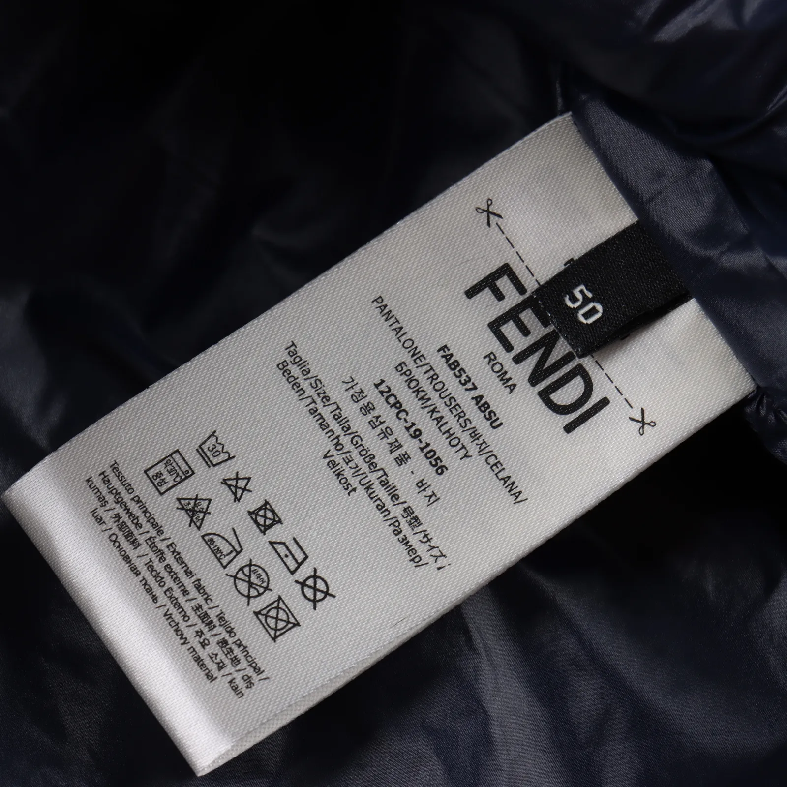 Fendi芬迪 老花暗紋拉鍊連帽夾克外套 原版19600深圳萬象城購入,採用190g梭織全棉雙紗定染面料,32S雙紗螺紋/260g,定染藏藍,黑色,面料採用高密度全棉。