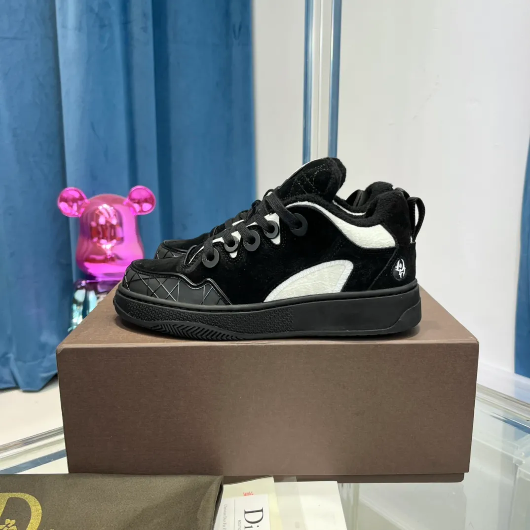 高版本：綢緞面 Dior × ERL聯名款 迪奧SS23走秀款膠囊系列情侶款 運動鞋 麵包鞋 滑板鞋Dior Men 2023早春季同場加映了雙大號板鞋，自LAVIN的Curb Sneaker破圈後，各大奢侈品牌都紛紛著手自家的“大頭厚舌”滑板鞋。