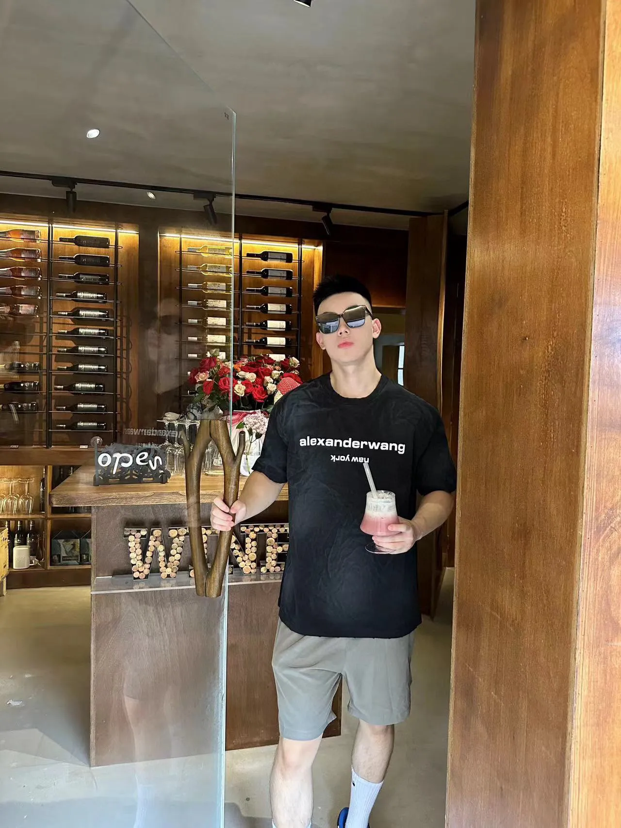 Alexander Wang亞歷山大王 水洗燙鑽字母LOGO短袖T卹                最好看的水洗元素，水洗工藝極其複雜，水洗師傅把做好的成衣進行褪色，第二次在進行石頭翻炒，報廢率極高，成品率極低，剩下的都是匠心打造，男女均可駕馭 OS版型裁剪 因為要水洗做舊處理必須把衣服放大2到3個尺碼 才能水洗到最完美的效果 非常廢料 完美對得起價格 真正的Oversize，上身效果無敵。