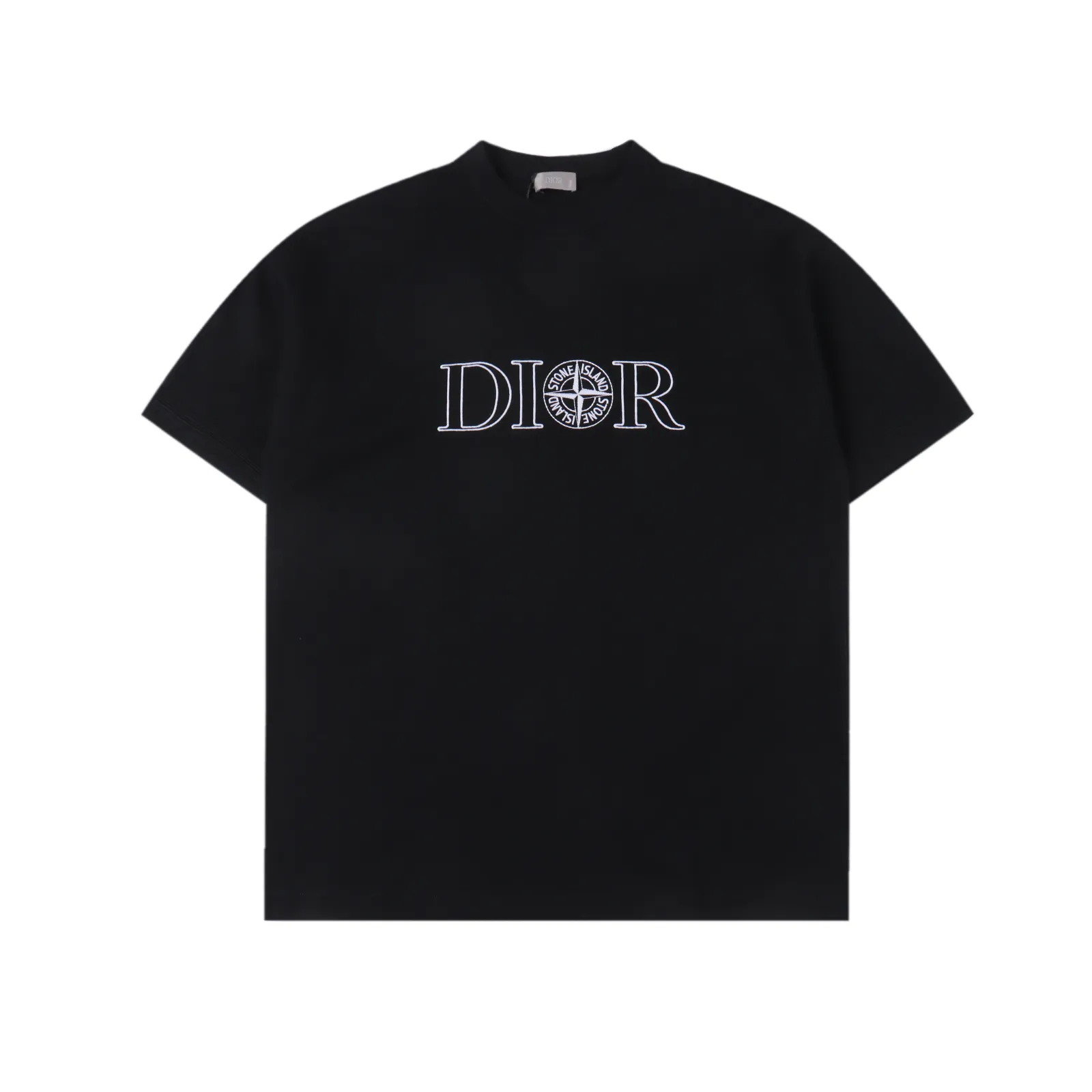 Dior & Stone lsland 石頭島聯名刺繡logo短袖                Dior這款 T 卹來自 DIOR AND STONE ISLAND 限定係列，突顯聯名系列標誌，Stone Island 的經典星星與 Dior 品牌標誌相得益彰。