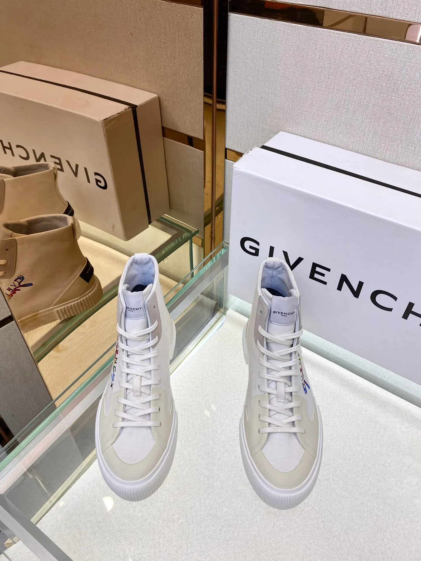 頂級版本Givench*新品板鞋牛皮CITY運動鞋  採用進口牛皮打造，鞋舌金屬銘牌鐫刻GIVENCH* LOGO。