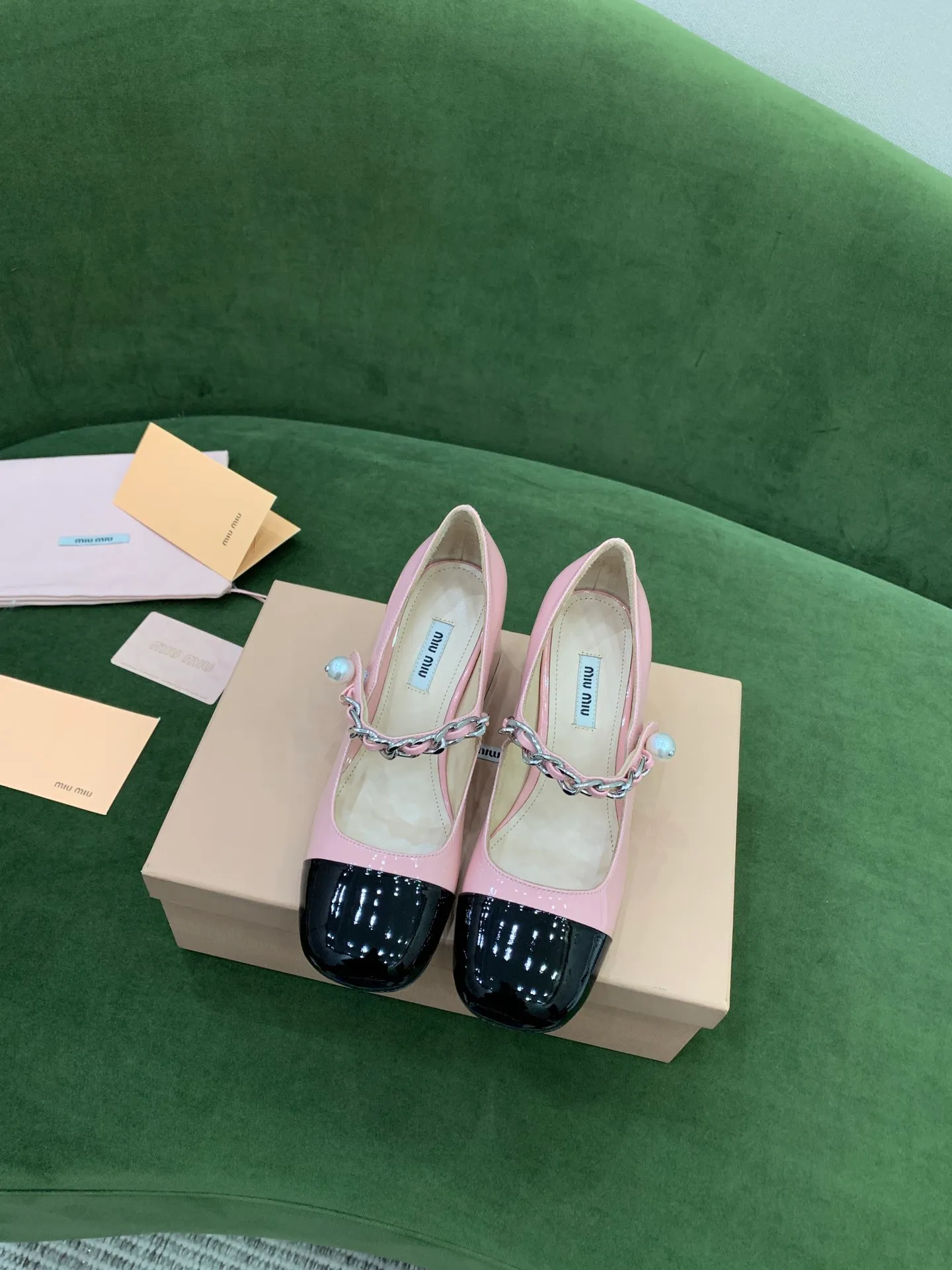 👠 miumi*新款瑪麗珍系列⚡️ ️鞋面：拼色牛漆皮⚡️ ️內裡：羊皮⚡️ ️大底：意大利真皮大底⚡️ 跟高：7cm ⚡️ ️碼數：35-39（40定做）