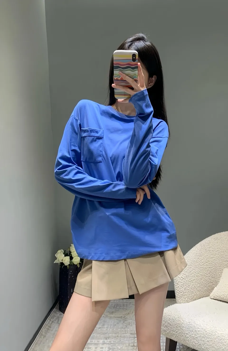 Miu Miu 24Fw 口袋Miu字母刺繡長袖                靈感源自八十年代復古，採用定制面料製作而成，官方同款，面料經過同缸染色工藝處理，手感舒適柔軟，既時尚又具有個性，無論男女都非常合適，無論是搭配休閒裝還是正式場合，都超級百搭好看的一款，人手必備款，吊牌，領標，水洗麥，三標齊全                Size：S-L                編碼：DIK092581