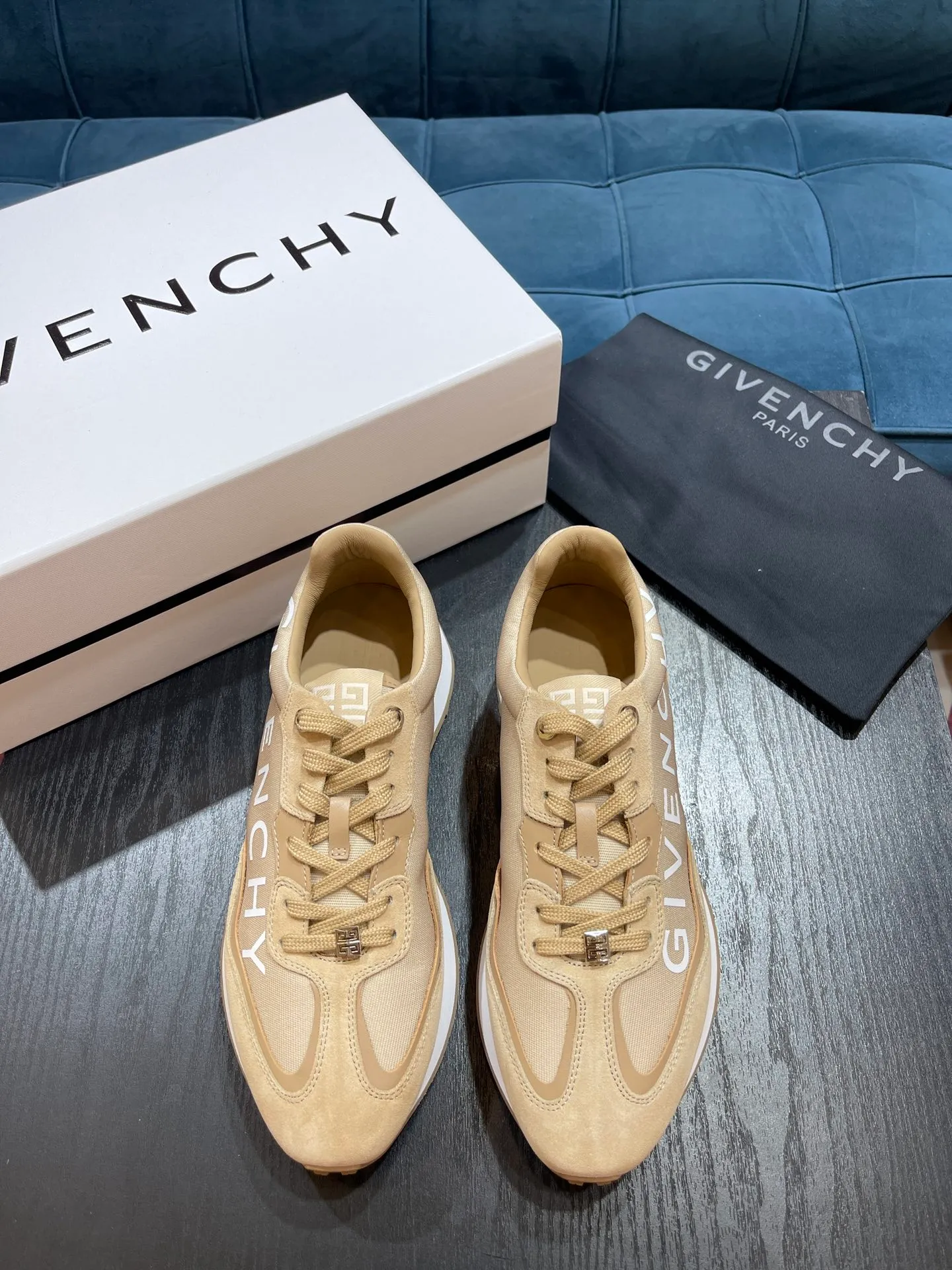 頂級版本Givench* Runner系列 絨面牛皮革錦綸運動鞋，側面飾以白色GIVENCHY LOGO印花 GIV Runner系列 復古設計 側面金屬孔鞋舌點綴4G LOGO刺繡 舒適厚底鞋跟壓印GIVENCHY LOGO鞋底下方滿飾4G LOGO Size：39-44（38.45定做）