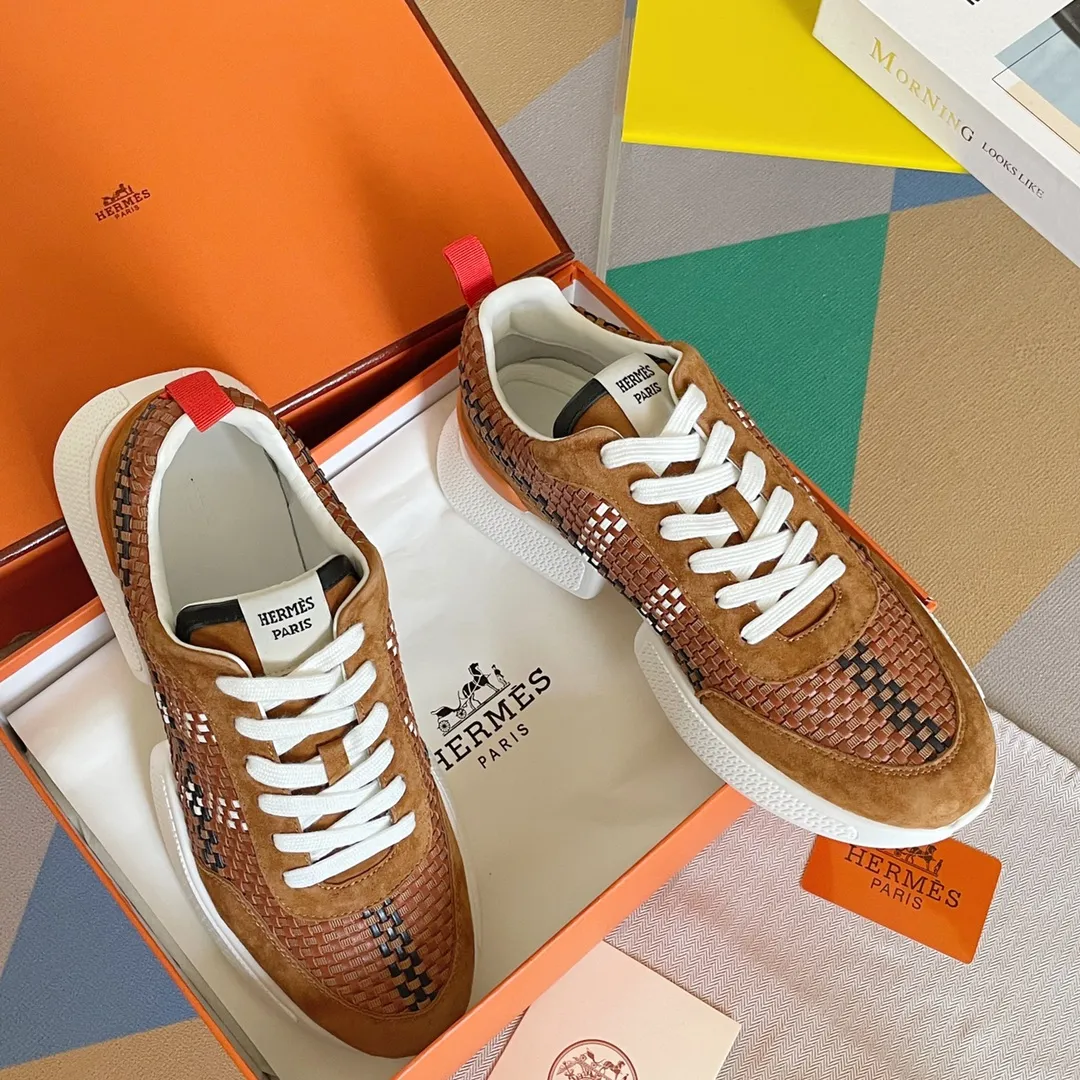 頂級版本：Hermes愛馬仕Drift Sneaker手工編織運動鞋原版購入開發 做貨 H家男士經典系列 純手工拼色 牛皮編織 休閒之履運動老爹鞋結合高科技帆布與牛皮，在編織的鞋面上飾以誇張“H”字母，斜體設計和鮮豔色彩展現活力，延續品牌設計靈感。