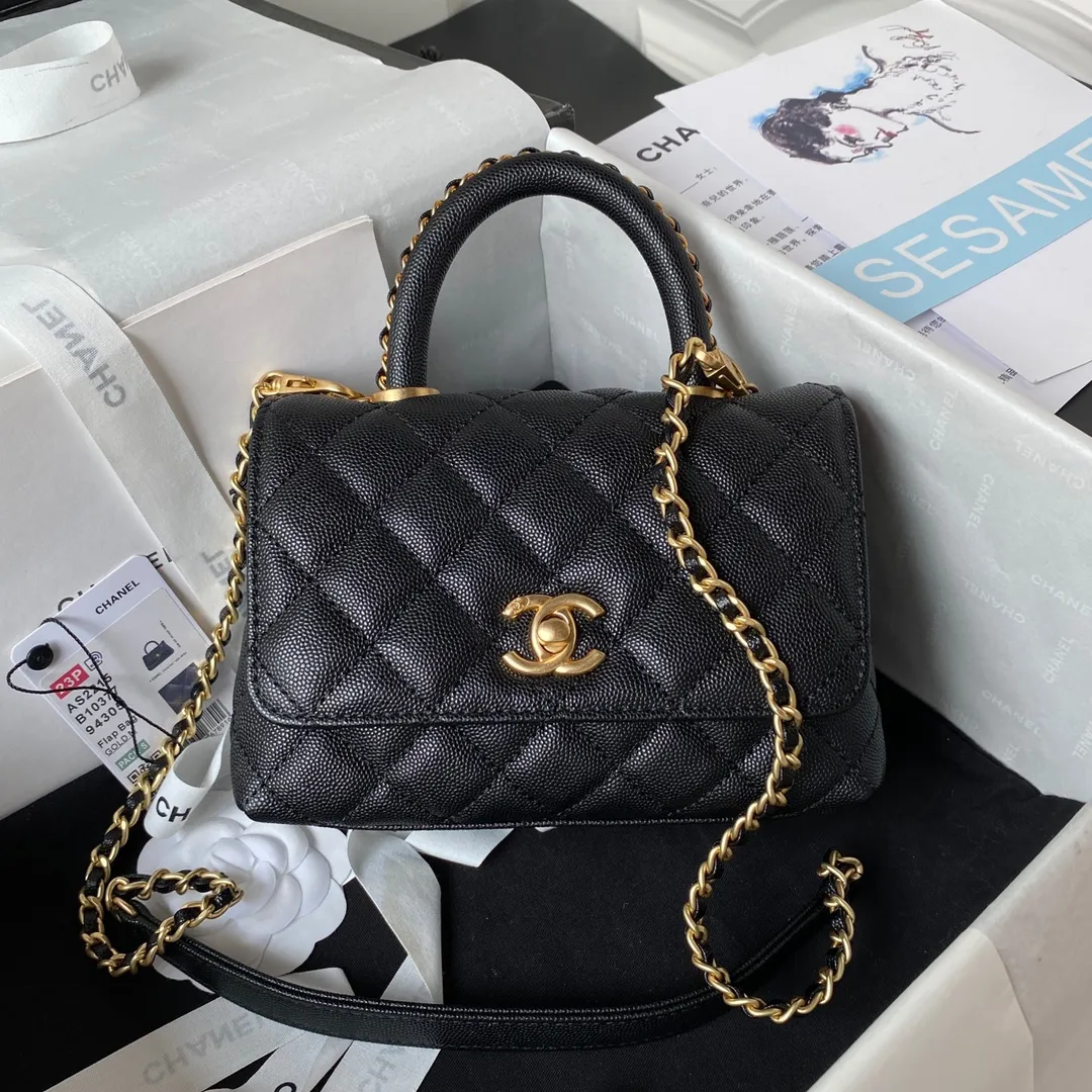 23p ⚛️Chane1 型號 AS2215 𝑐𝑜𝑐𝑜 ℎ𝑎𝑛𝑑𝑙𝑒 mini口蓋手提包 當季辣子雞 炒雞nice ,cocohandle經典款幾乎是王炸〰🃏新款添加了皮穿鏈裝飾點綴❣更加軟萌可愛種草了!