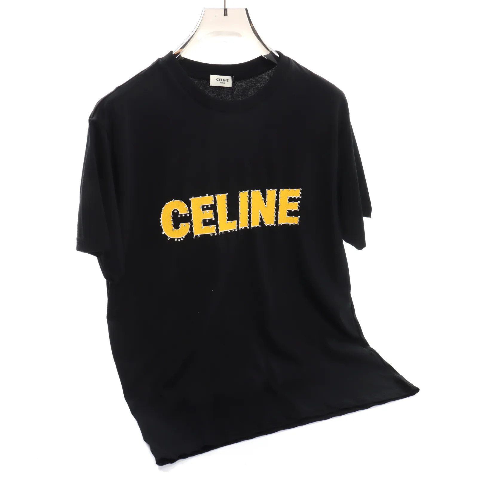 CELINE 賽琳 24SS 燙鑽字母短袖T卹 面料採用170g 50s雙股精梳棉 羅紋1×1同缸定染 印花採用膠漿印花 鏤空五金燙鑽工藝 不可高溫洗滌和用力拉扯 整件衣服成衣雙針走線密集 雙本針領口加固 並採用一英寸13針的工藝 尺碼:S M L 編碼:XLB052951
