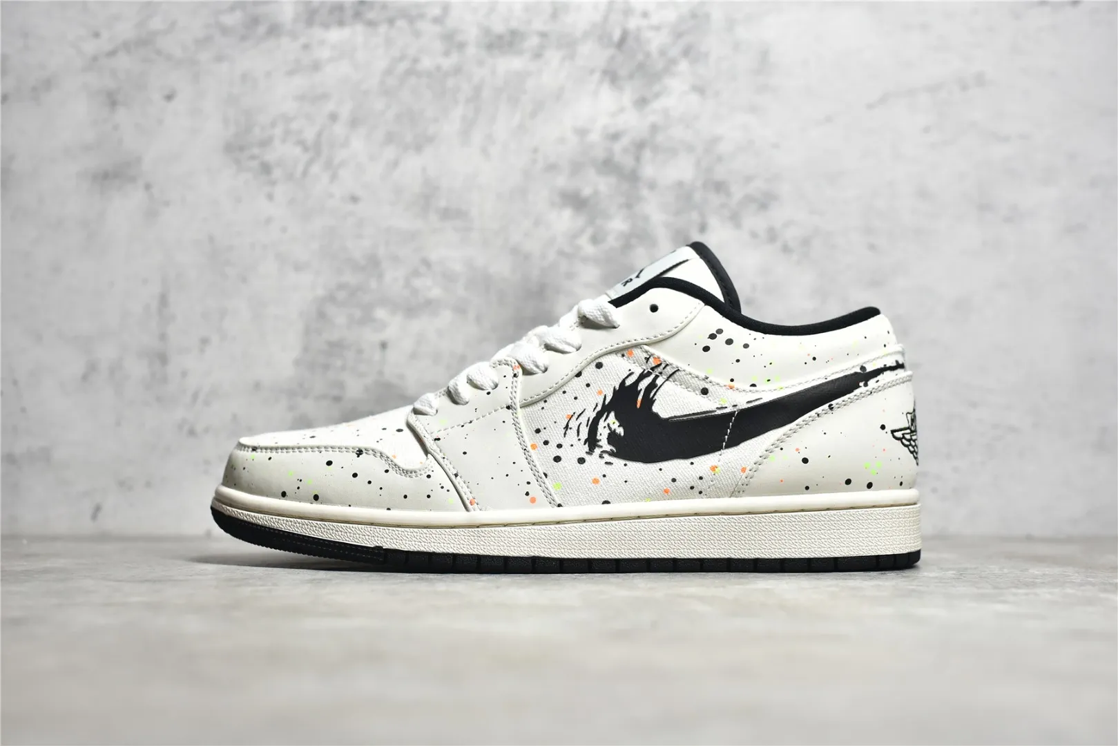 ▪️覓貨權威實拍💯#A新貨🚀#K版 Air Jordan AJ1低幫/中幫 系列 全新流水線出品 獨家版本唯一平替選擇 市場第二梯隊最強版 原楦原紙板開發 全鞋電腦針車 原廠內置全掌氣墊 原盒內在原標 唯一Zp原版鞋帶綁法 免檢產品 全新2022版型 全頭層皮料 完美零毛邊處理 SIZE：36 36.5 37.5 38 38.5 39 40 40.5 41 41 42.5 43 44 44.5 45