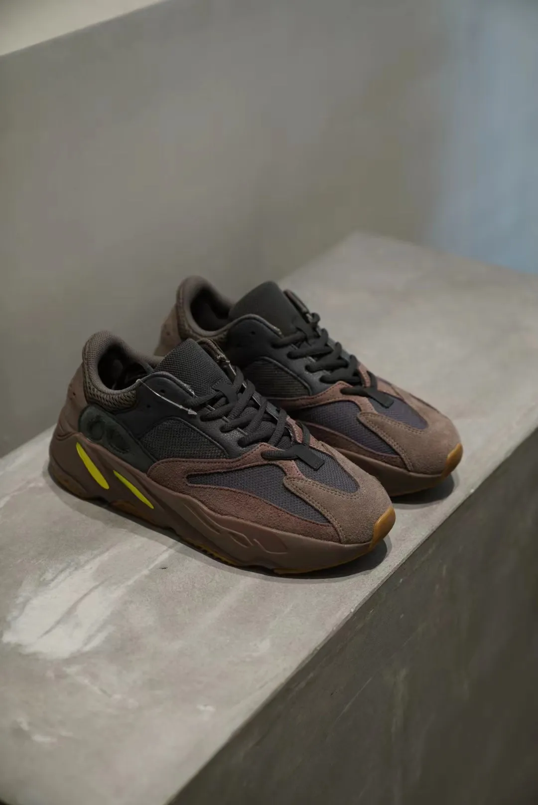 🔥YEEZY Boost 700黑褐色🔥 經典延續,作為YEEZY最好穿的系列之一,相較於350,雖沒有那麼強烈的“踩💩”感,但勝在支撐性更好,也同樣兼具輕量化和非常好的腳感,大面積反毛皮鞋面,也更適宜秋冬季穿著❗️⚠️尺碼:36、36.5、37、38、38.5、39、40、40.5、41、42、42.5、43、44、44.5、45 、46
