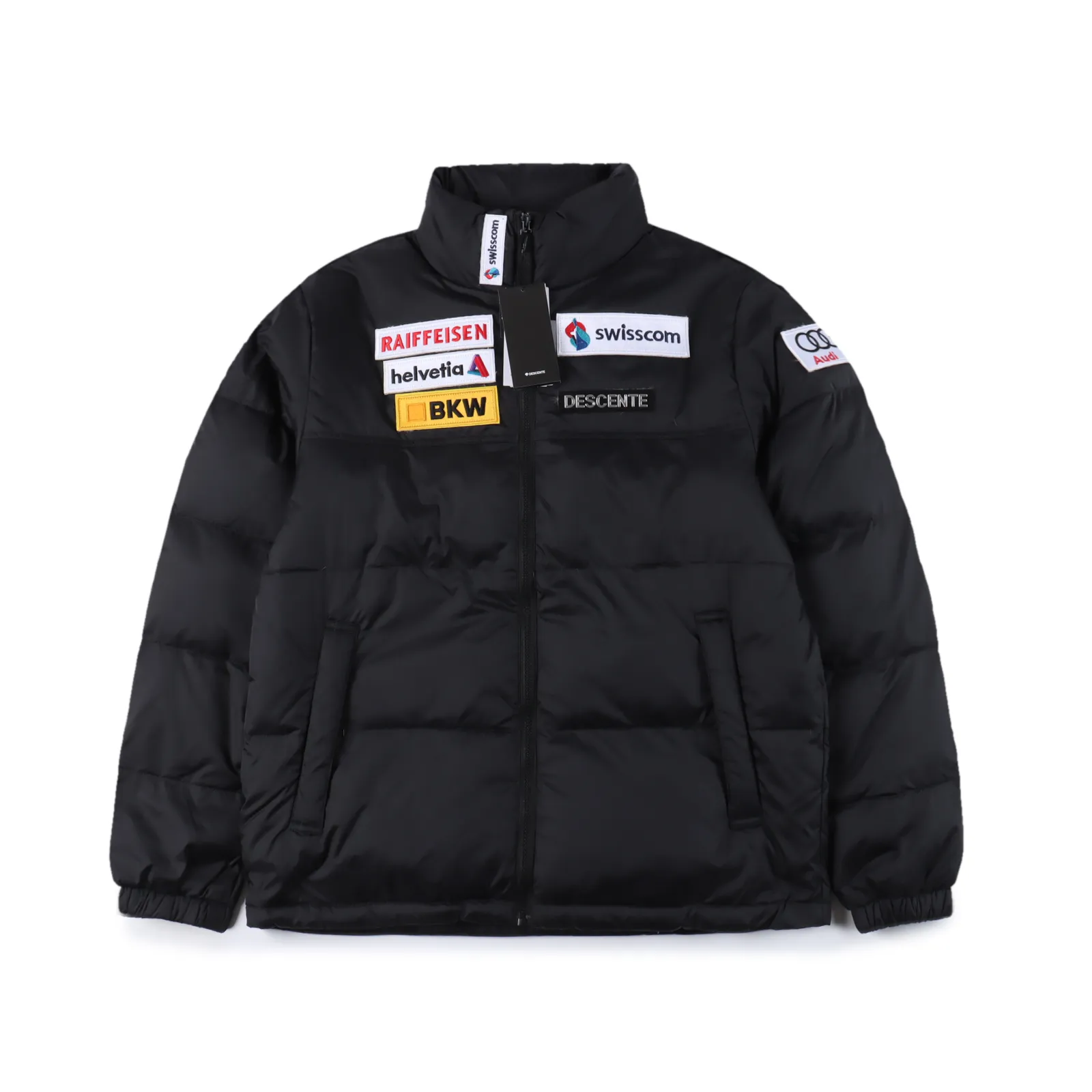 Descente/迪桑特22Fw 迪奧多標羽絨服​​                最新奧迪多標聯名款機能戶外羽絨服 迪桑特滑雪羽絨服戶外專業 市面上羽絨服有很多 但是此款羽絨服我們必須要容重的介紹一下 設計感十足 穿上身後線條感十足 買回去可以穿起來試試 內部結構十分強大 零部件多的不要不要的 買回去自己體驗三標齊全 再小的輔料都有它的logo 怎麼能設計出如此完美的衣服 牛牛牛對於羽絨服我很挑剔!適合滑雪、攀冰、登山、機能、徒步旅行多功能羽絨服 然而現在終於可以給你們這款傾心之作了 字體logo極具的大氣!防潮外層面料 防靜電、輕量化又具有更好的防風和透氣性能 穿著起來更加舒適它不僅能讓你靈活自如地運動，還能讓你在非極限的天氣狀況下進行高心率運動時保持溫暖003                Size :S-XXL                編碼：TES112335