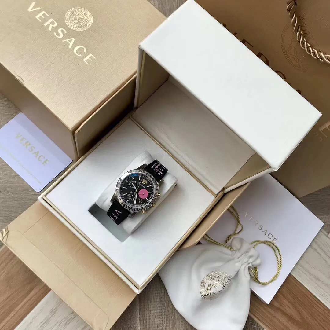 💎💎💎新款范思哲,original Versace 2019最新款VELT系列女錶,中央錶殼飾以針織紋理,黑白配色,橡膠錶帶飾以90年代復古Logo,多功能六針計時,原裝瑞士石英機芯~40mm表徑,三色齊!