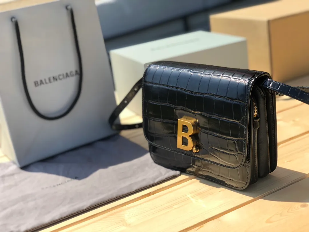 （071050898）尺寸：11.9*19.8*4.8cm Balenciaga海外渠道貨訂單❗️巴黎世家B系列小方包。 
