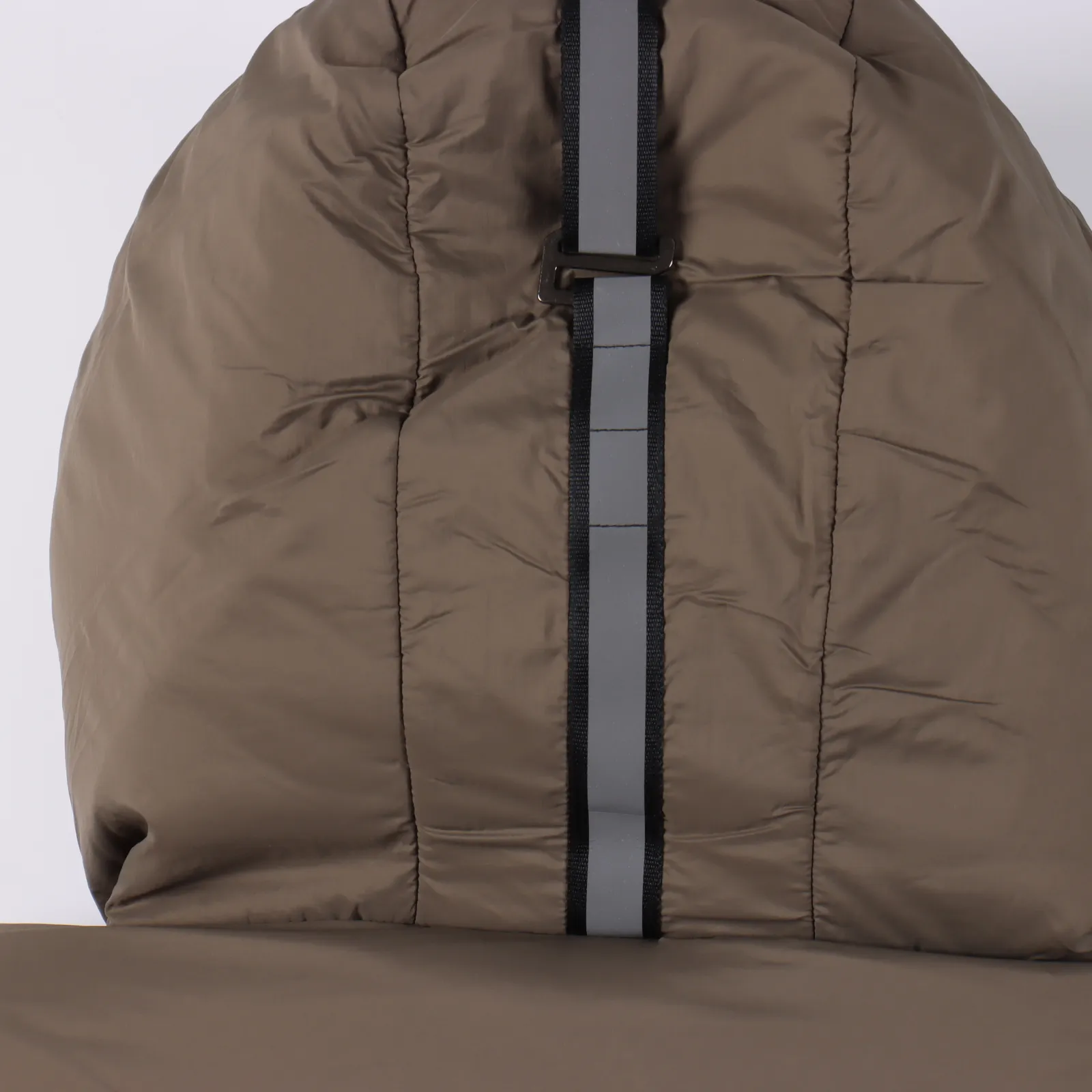 Canada Goose 加拿大鵝經典黑標連帽羽絨服                1.保暖性能:根據描述，這件羽絨服具有非常好                的保暖性能，能夠抵禦寒冷的天氣，因此可以得出它的保暖效果應該很好。                