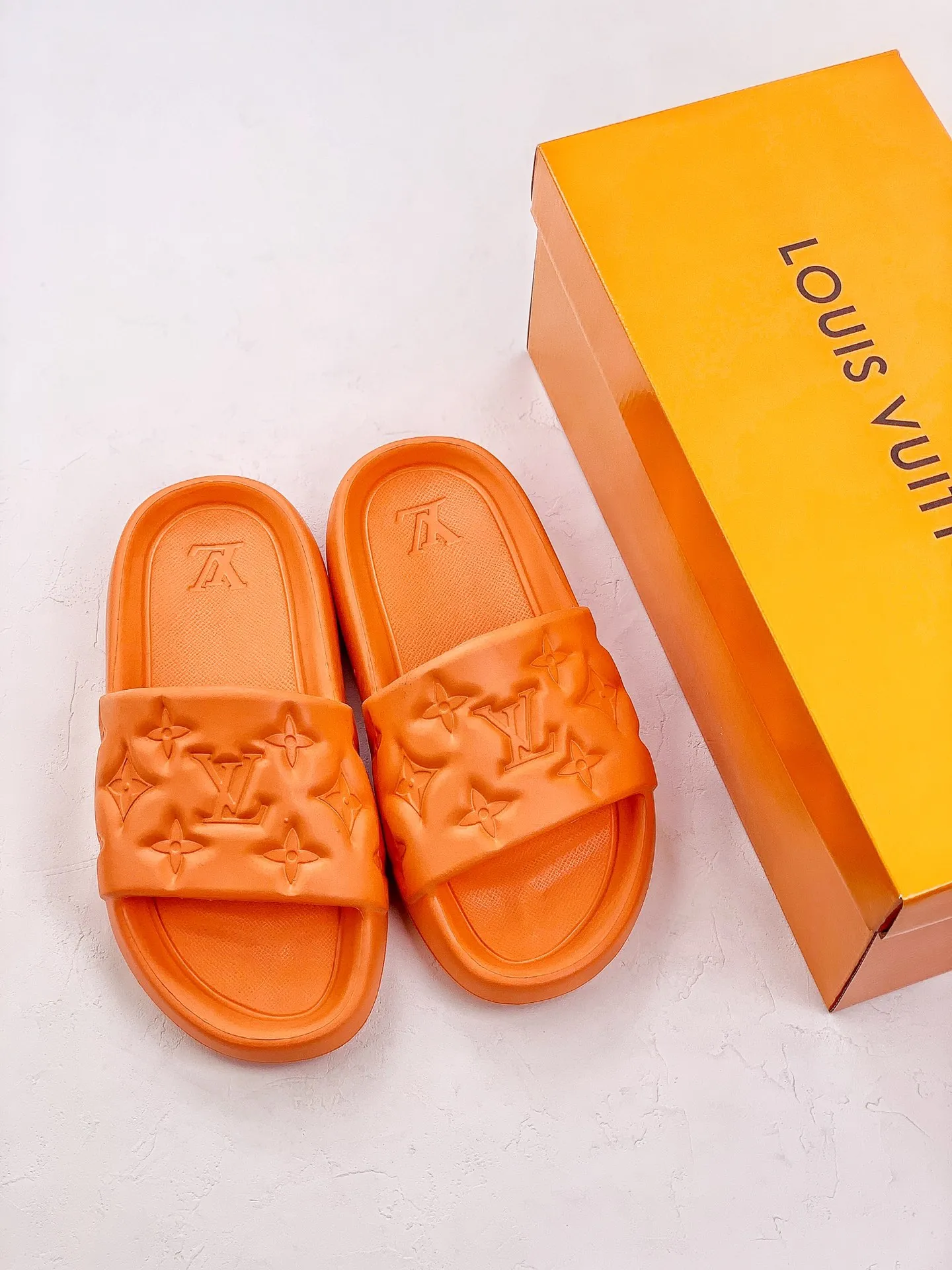 🌈Louis Vuitton 夏季單品驢牌LV春夏涼拖系列 經典款型 一直都很火爆的拖鞋Ms 原廠鞋面:進口混種羊皮。