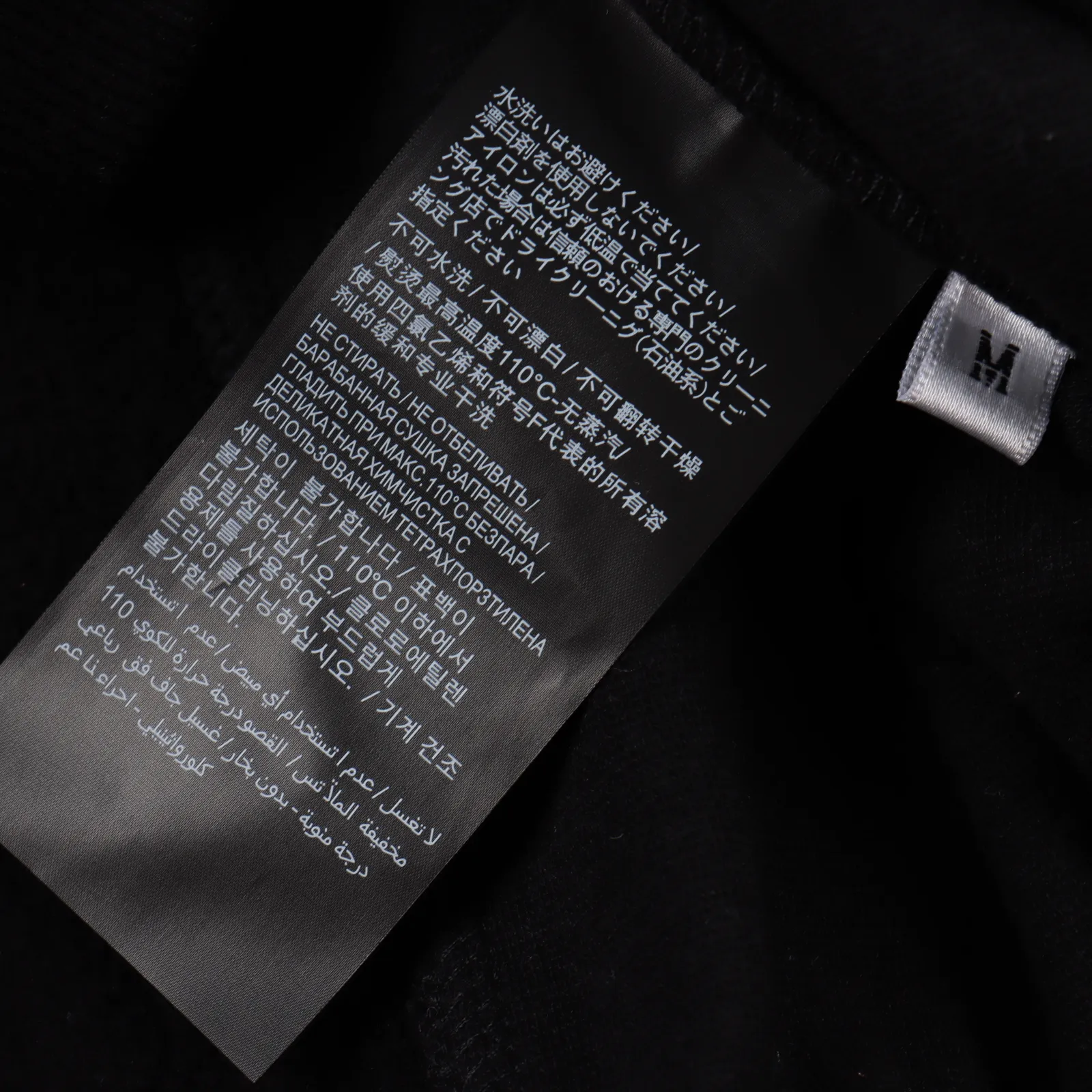 SAINT LAURENT PARIS/聖羅蘭SLP 半拉鍊立領衛衣                此款對板定織墨黑色紗布，面部32支精密賽絡紡，底部6支單精梳棉。
