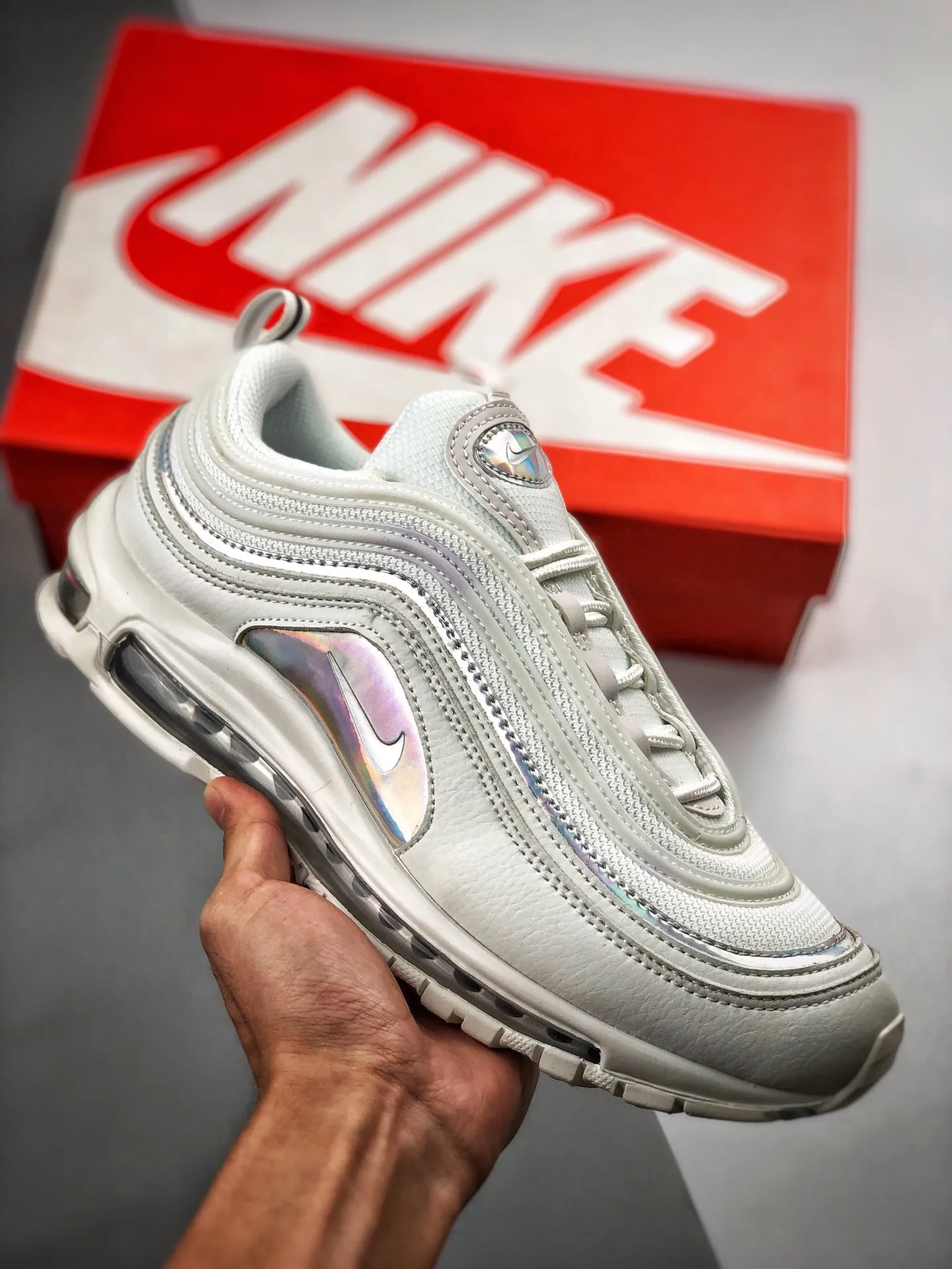 Air Max 97 QS白銀鐳射此款以魅惑十足的鐳射配色裝飾鞋身，而加入的三明治網面又讓此款彰顯低調的奢華氣息，同時3M反光的波浪紋也同樣奪目，最後搭載白色AirMax透明氣墊大底而成 官網貨號：917646-004 SIZE：36 36.5 37.5 38 38.5 39 40 40.5 41 42 42.5 43 44 44.5 45編碼#A-B59622