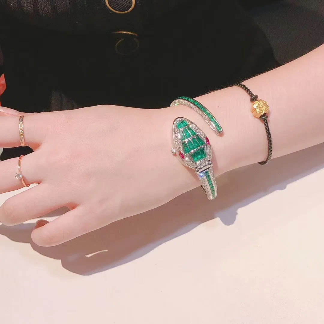 ❤️寶格麗-BVLGARI，SERPENTI MISTERIOSI手鐲式腕錶，其採用的環繞式錶鍊和蛇頭造型錶盤隨即成為備受追捧的時尚元素。