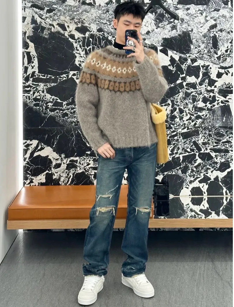 Celine 賽琳 破洞刀割水洗牛仔褲 定織斜紋牛仔麵料質感十足舒適破洞水洗色獨當一面精心設計的破洞傑作為牛仔注入了全新的生命力顯高顯瘦盡顯個性魅力 是複古也是時尚。