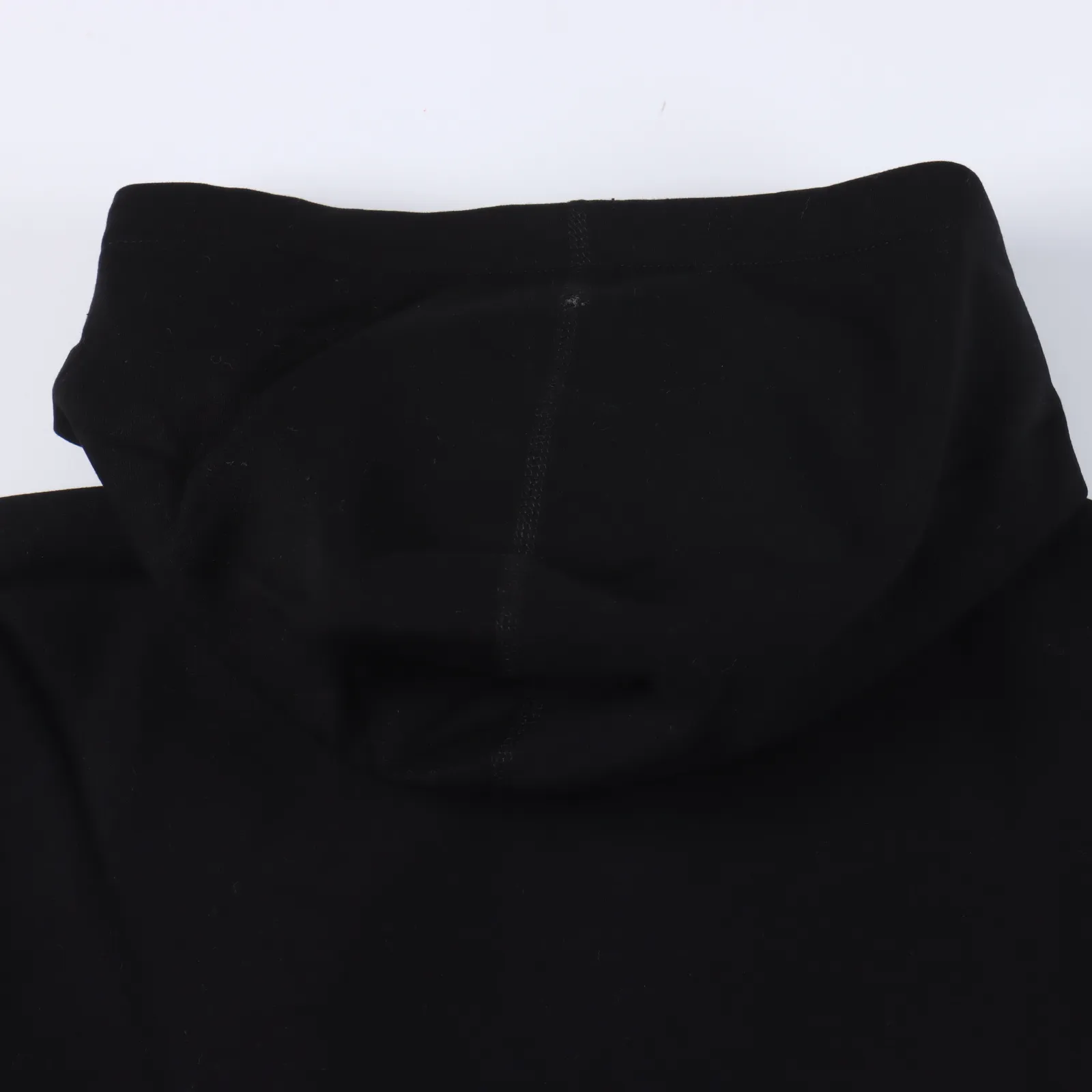 Supreme  十字架box logo刺繡連帽衛衣                原版下單兩色，定織定染面料，與往年的Supreme衛衣面料有修改，不再是100%全棉而是加入了聚酯纖維，且黑色/灰色面料成分比例不同，只有購買原版+定織定染面料才能做到真正的0差別，500g的抓絨面料有厚度也有溫度，秋天外穿/雪天內搭都毫無問題，版型也按照22年新版版型，更大的胸圍更加舒適，胸前印花為多網版印花，反反复複調整不下於20+次，大廠印花，全自動掛版機器轉台，不僅像，品質也優質，測試洗滌30+次保證不開裂                Size: S-XL                編碼：SKK011242