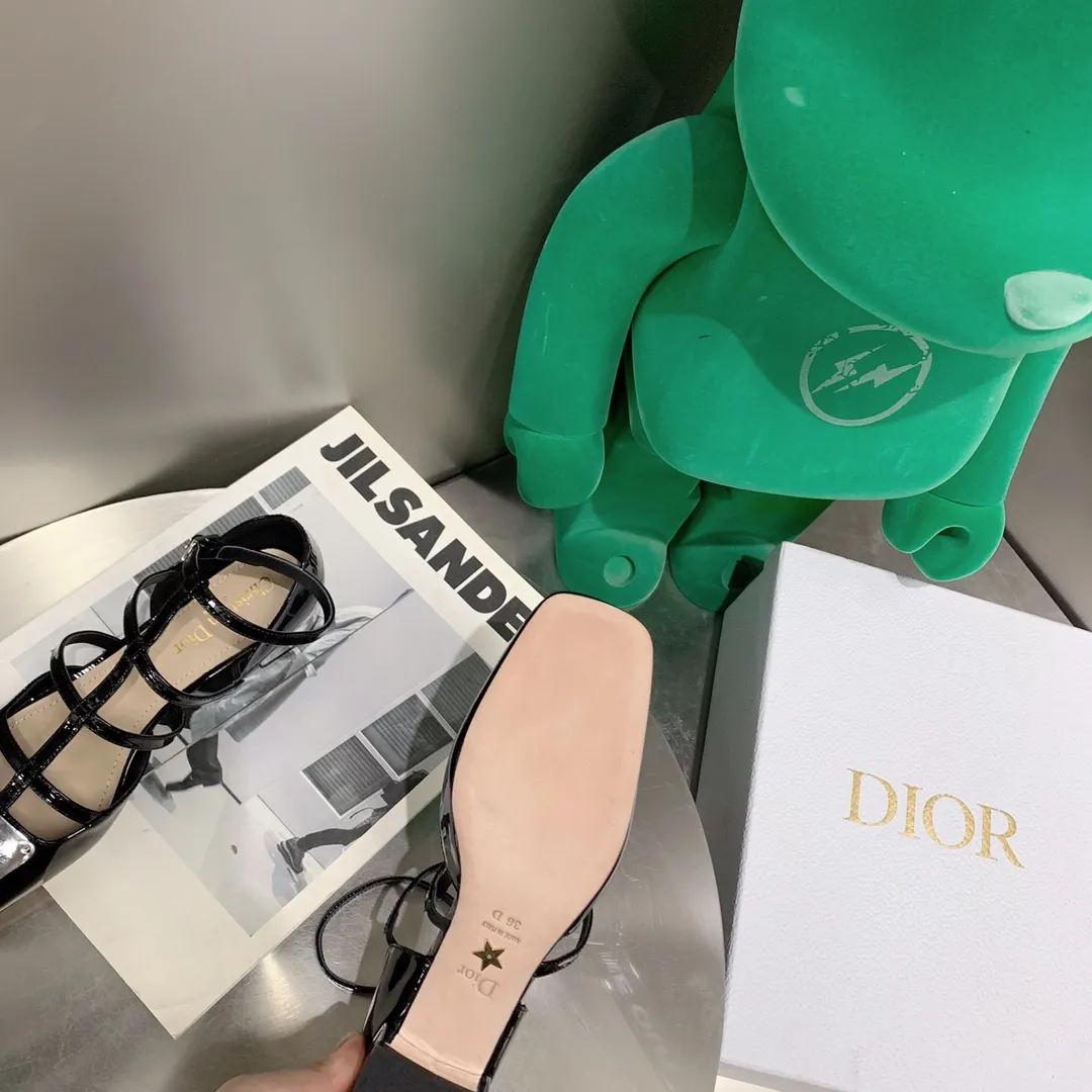 Dior 最新款走秀腳踝綁帶涼鞋 這款 La Parisienne Dior 芭蕾鞋是發布秀的主打單品,彰顯時尚的經典標識與復古的優雅風範。