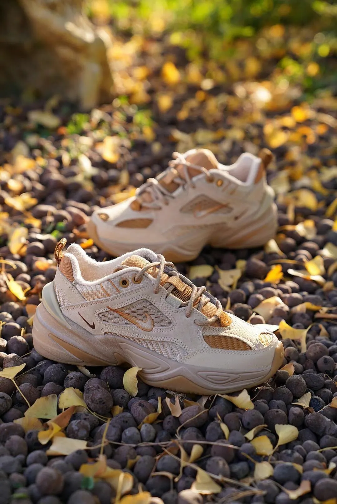 🔥 NIKE M2K Tekno sp老爹鞋🔥 作為M2K的高階版本sp系列,選用了更高檔更特別的材料,麂皮➕燈芯絨➕網面➕特製的紋理橡膠多材質搭配,質感真的超棒❗️配色也是絕了❗️非常適宜秋冬穿著的小麥色、非常🈶️高級感的水泥灰和復古的橄欖綠也是把多種材料搭配的層次質感體現的淋漓盡致❗️ ⚠️獨家原廠正品渠道出貨,區別市面所有fake版本,接受對比 ⚠️顏色:小麥色、水泥灰、橄欖綠3⃣️色 ⚠️尺碼:36、36.5、37.5、38、38.5、39、40、40.5、41、42、42.5、43、44❗️p