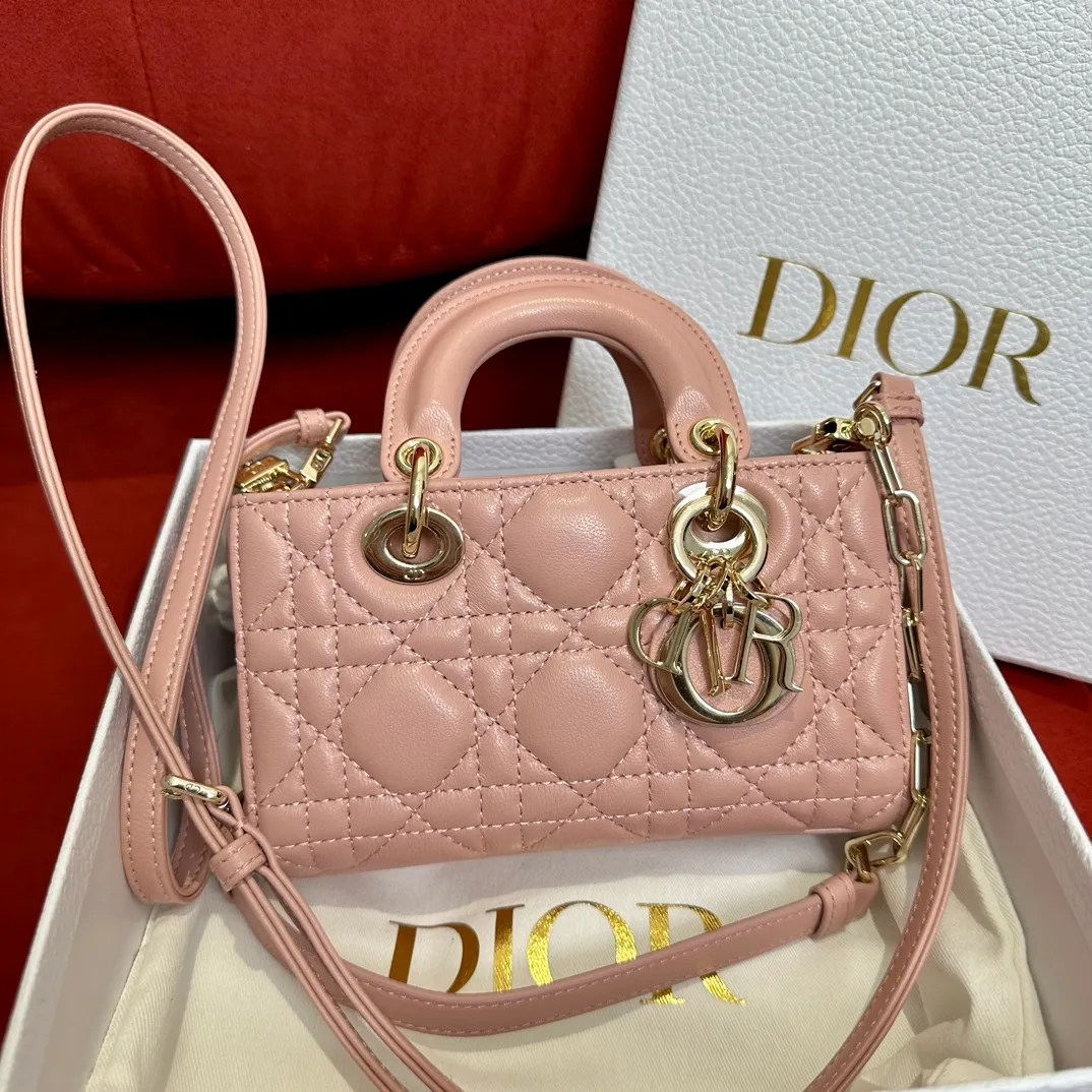 小號Dior D-Joy bag 羊皮 2023款時尚果然就是輪迴，回歸了一把中古戴妃長方包形，短鏈條十細長肩蒂直接封神！ 