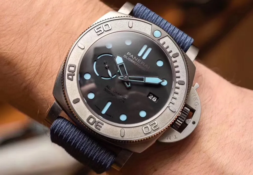 VS新款發售：PAM985-47mm，沛吶海2019傾心之作：內懸浮logo，立體數字圈口，三明治錶盤，PET樹脂纖維布帶，新老標誌性元素完美結合，突破自我。
