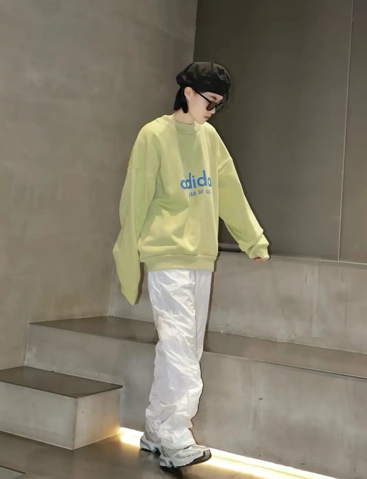 Fear of God Essentials x Adidas FOG聯名限定圓領衛衣 面料重採用450克重磅定制純棉針織面料,面料定織定染,全衣染色,螺紋,領標統一是梭織布染色後復合+燒花+燙圖,全衣染色一共六次,染色成本極高, 原版樣衣製作工藝,LoGo用原版一樣的正宗矽膠用料,一比一開模定制,高精復刻,市場頂級版本。