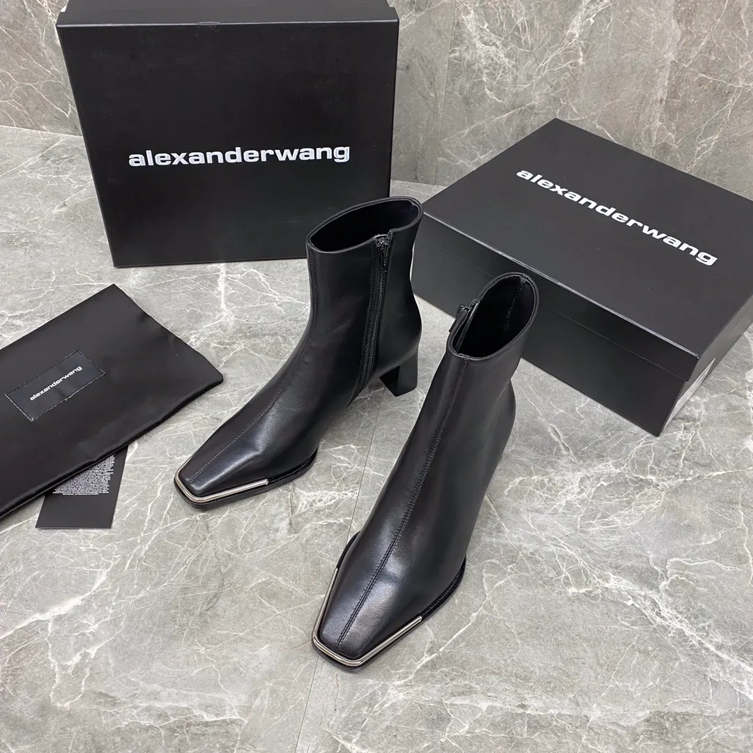 Alexande* wang秋冬新款金屬方頭短靴巴黎時裝週最新走秀款🔥今年流行方頭設計,金屬元素放在鞋頭,時尚感up~太的真酷了!