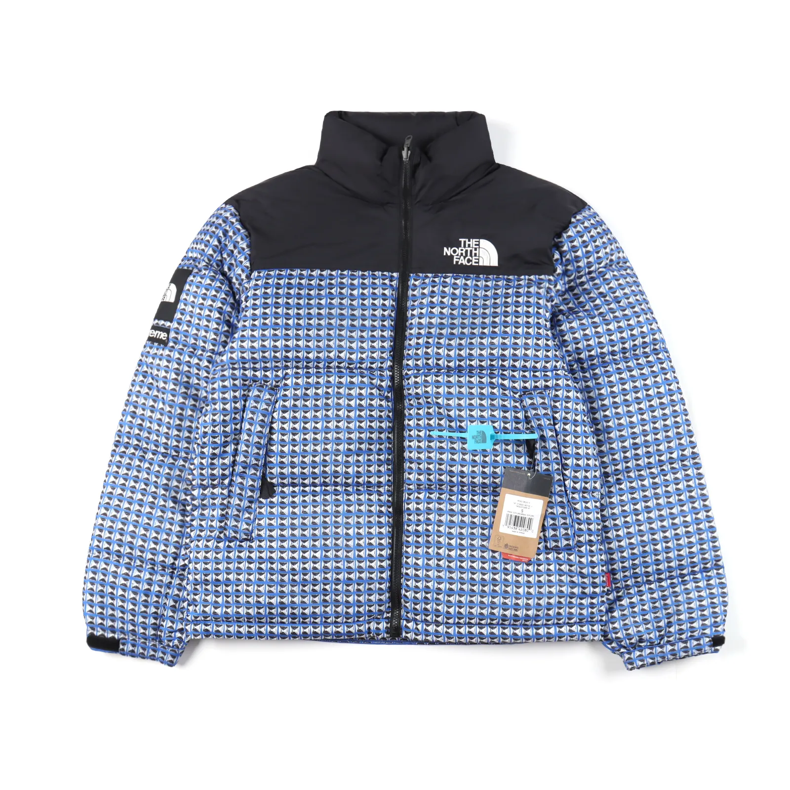 Supreme & The North Face 聯名款鉚釘羽絨服                定制定染覆膜面料，從布料到做工工藝都非常複雜，刺繡進口百靈達刺繡機10000+針數，原版還原，所有拉鍊，釦子，小到吊牌繩全部原版定制，1：1還原，三色同步正品，男女上身都可。