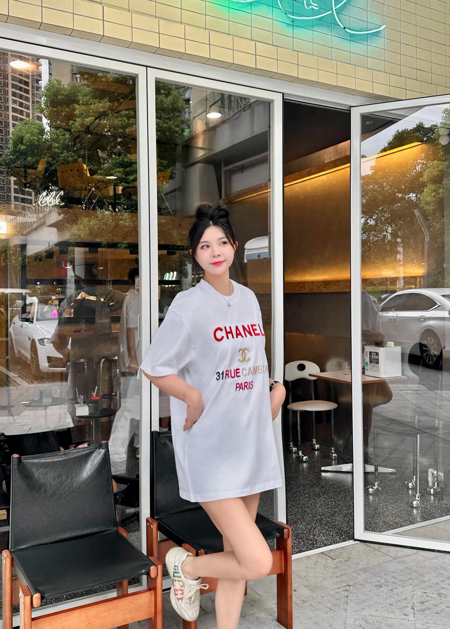 CHANEL /香奈兒 小香紅色字母刺繡標語短袖T卹 夏季經典雙C小香TEE,高能實穿款 醒目標語刺繡,撞色對比突顯出高級質感 針織棉面料,針織微密型器械製作保證了產品的裁剪造型和特色 輕薄透氣,手感細膩柔軟,垂感十足軟糯相宜 胸前彩色繡標打造全新特色細節,經典雙C標識來自品牌的全新設計理念 圓潤飽滿彰顯時尚奢華氣息,凹凸感十足 演繹經典奢華的造型魅力,成就破繭而出的新概念!