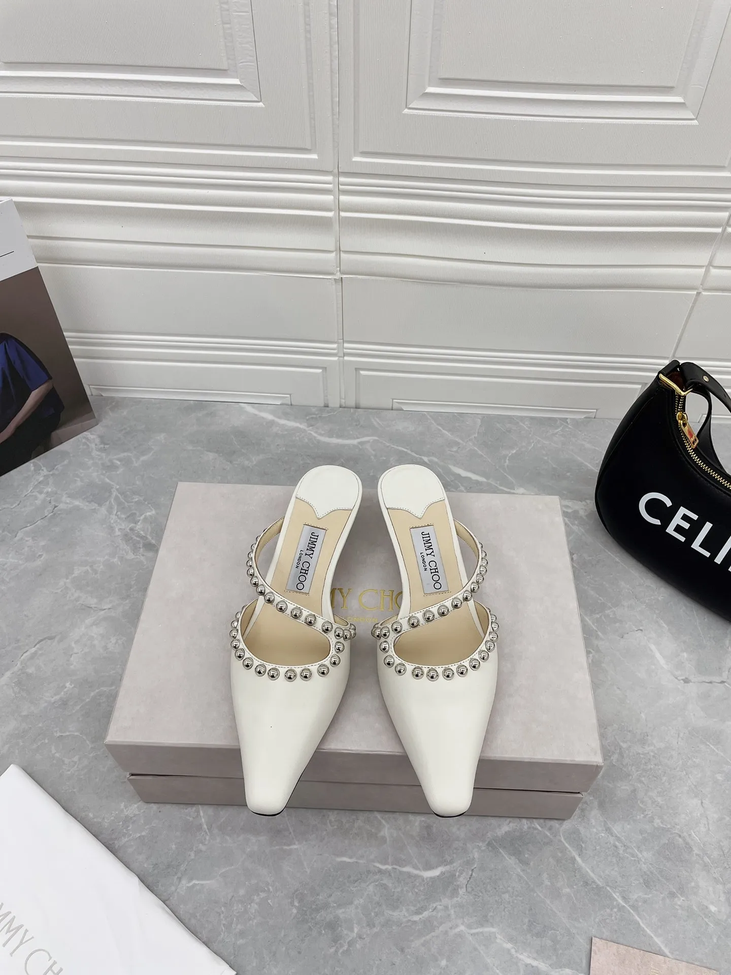 出廠： 【獨家頂級】JIMMY CHOO(吉米週)  經典《小方頭鉚釘單鞋》吉米周是一個非常全面之尊貴時尚生活品牌，香港，美國，等大時尚博主及明星的同款，簡直是美上天了，愛上優雅、愛上俏皮的未來感，光看一眼便想馬上擁有，但一雙精緻的高跟鞋確是可以想想滴，該系列專為超凡絕倫、無所謂的女士而設計，從而打造出別緻的整體效果，Jimmy Choo 設計出激發女性一往無前的產品彰顯魅力……❶面料：定制原版羊皮❷內裡：定制原版羊皮❸墊腳：定制原版羊皮          ❹大底：進口意大利原色牛皮底  ❺跟高：3.5 cm  ❻碼數：35-39(40定制不退換)   ❼包裝：原版全套包裝☀顏色：米白