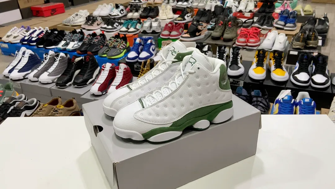 喬丹Air Jordan 13 Retro PE “Ray Allen”雷·阿倫 白綠 為慶祝JORDAN TEAM成員Ray Allen成為NBA歷史上的三分球第一人,發售了這款AirJordan 13 Retro Ray Allen PE,整雙鞋以白綠為主題色,並且鞋舌上有著Ray Allen的個人Logo十分具有個人特色 尺碼:40 40.5 41 42 42.5 43 44 44.5 45 46 47 47.5貨號:414571-125 #23773854393027