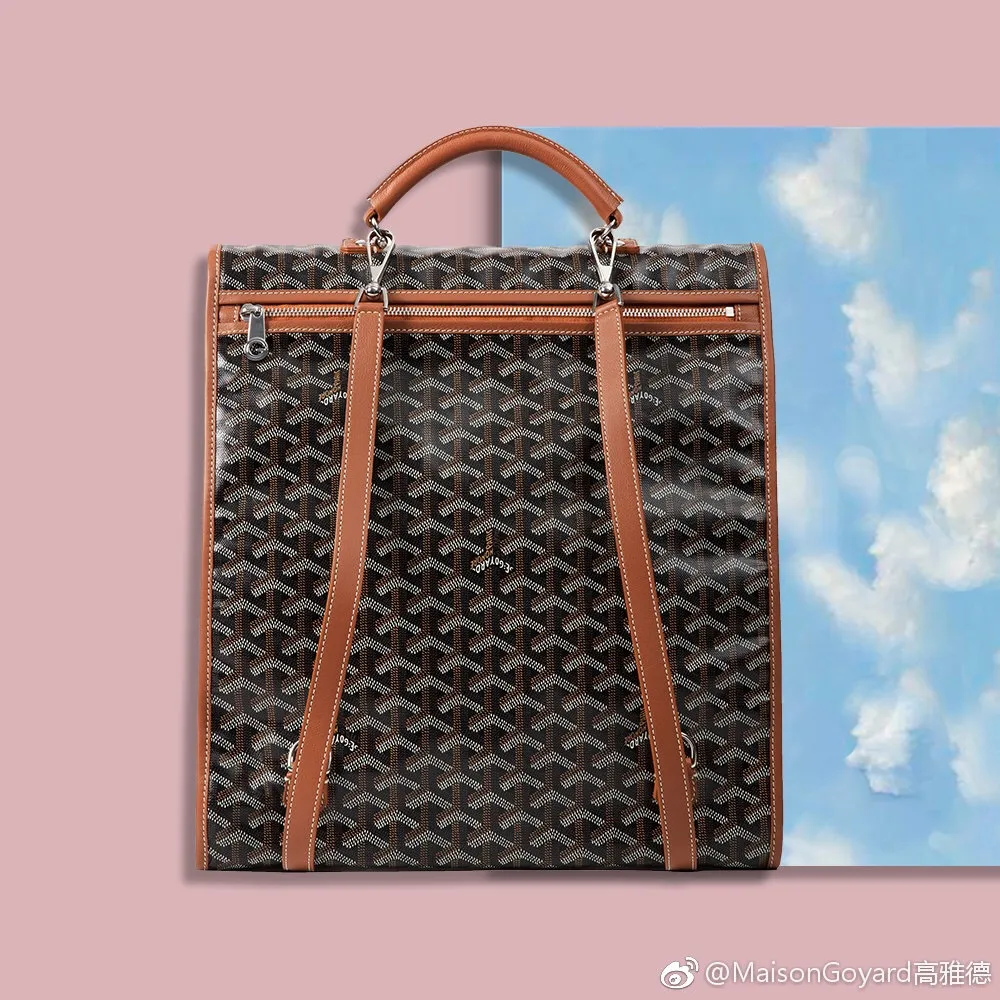掌握Goyard Saint Léger包的模塊化設計藝術的五個步驟:步驟一:作為背包使用步驟二:取下鉤帶,將其轉變成公文包步驟三:進行折疊步驟四:再完全展開步驟五:作為可存放額外物品的旅行袋使用