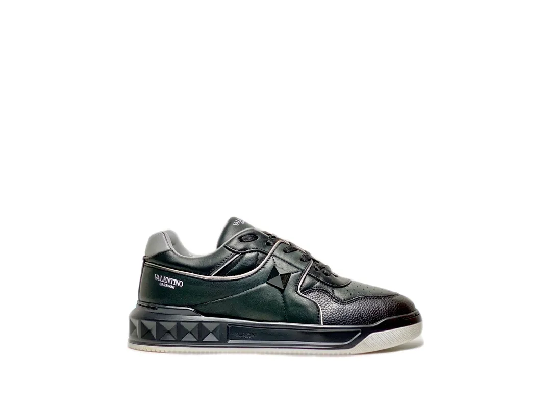 Valenti**華倫 Garavani ONE STUD 低幫小牛皮運動鞋♞size；38～44 （45定制）納帕小牛皮， 輕便舒適- 半啞光工藝效果處理超大鉚釘細節- 鞋跟和鞋舌裝飾 Valentino Garavani 絲網印刷徽標- 橡膠鞋底，裝飾淺浮雕式超大鉚釘細節