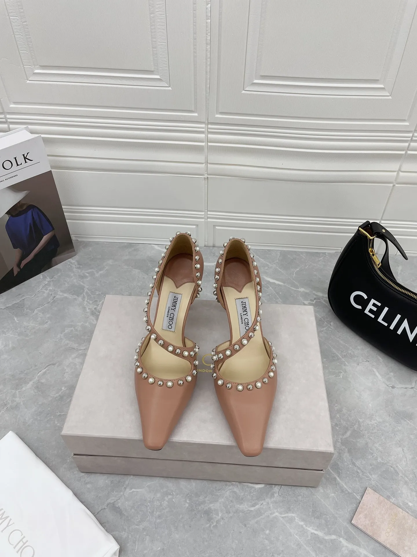 出廠： 【獨家頂級】JIMMY CHOO(吉米週)  經典《小方頭鉚釘單鞋》吉米周是一個非常全面之尊貴時尚生活品牌，香港，美國，等大時尚博主及明星的同款，簡直是美上天了，愛上優雅、愛上俏皮的未來感，光看一眼便想馬上擁有，但一雙精緻的高跟鞋確是可以想想滴，該系列專為超凡絕倫、無所謂的女士而設計，從而打造出別緻的整體效果，Jimmy Choo 設計出激發女性一往無前的產品彰顯魅力……❶面料：定制原版羊皮❷內裡：定制原版羊皮❸墊腳：定制原版羊皮          ❹大底：進口意大利原色牛皮底  ❺跟高：8.5cm  ❻碼數：35-39(40定制不退換)   ❼包裝：原版全套包裝☀顏色：裸粉