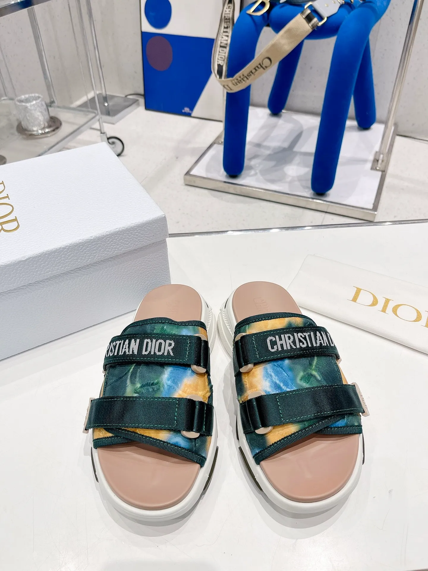 🌟Dior 迪奧2022火爆涼拖鞋系列 全新色系 市面最高版本 原版復刻  一比一材料定制 設計理念涼鞋加運動鞋元素搭配組合 款式非常時髦洋氣百搭增高 鞋面兩條魔術貼可調節鬆緊！
